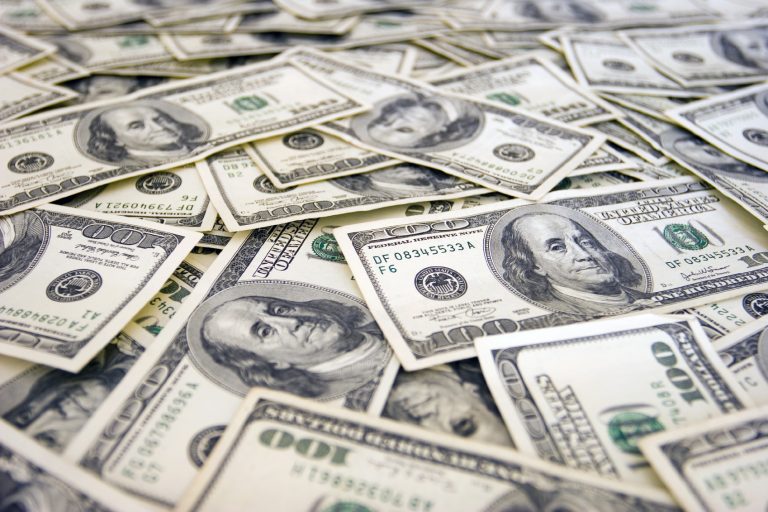 Seis Nobel da Economia apoiam referendo na Califórnia sobre imposto à riqueza dos multimilionários