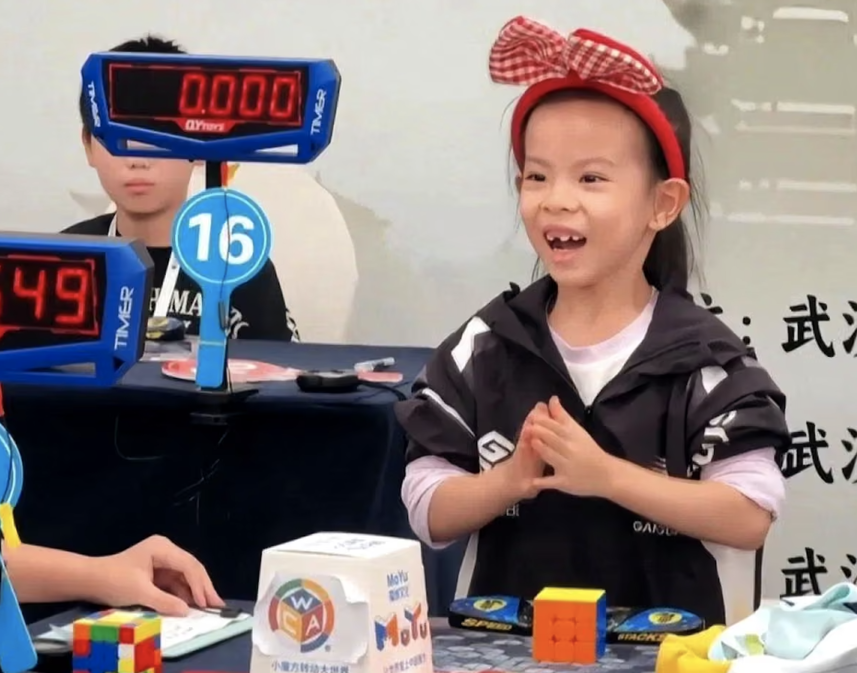 Menina de seis anos bate duas vezes recorde mundial do cubo mágico
