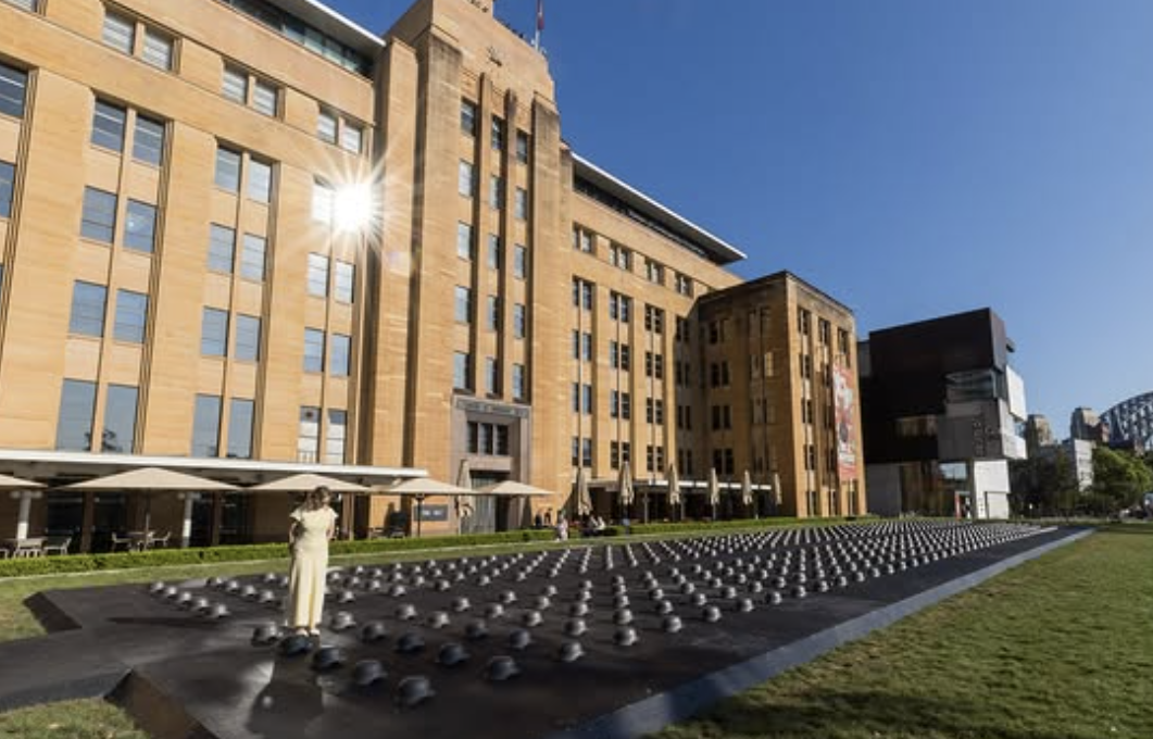 Ai Weiwei riu-se quando a Alemanha enviou 5.000 capacetes à Ucrânia. Agora, transformou-os em arte