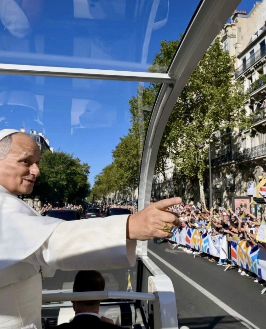 Papa Leão XIV celebra missa perante 700 mil pessoas em Paris