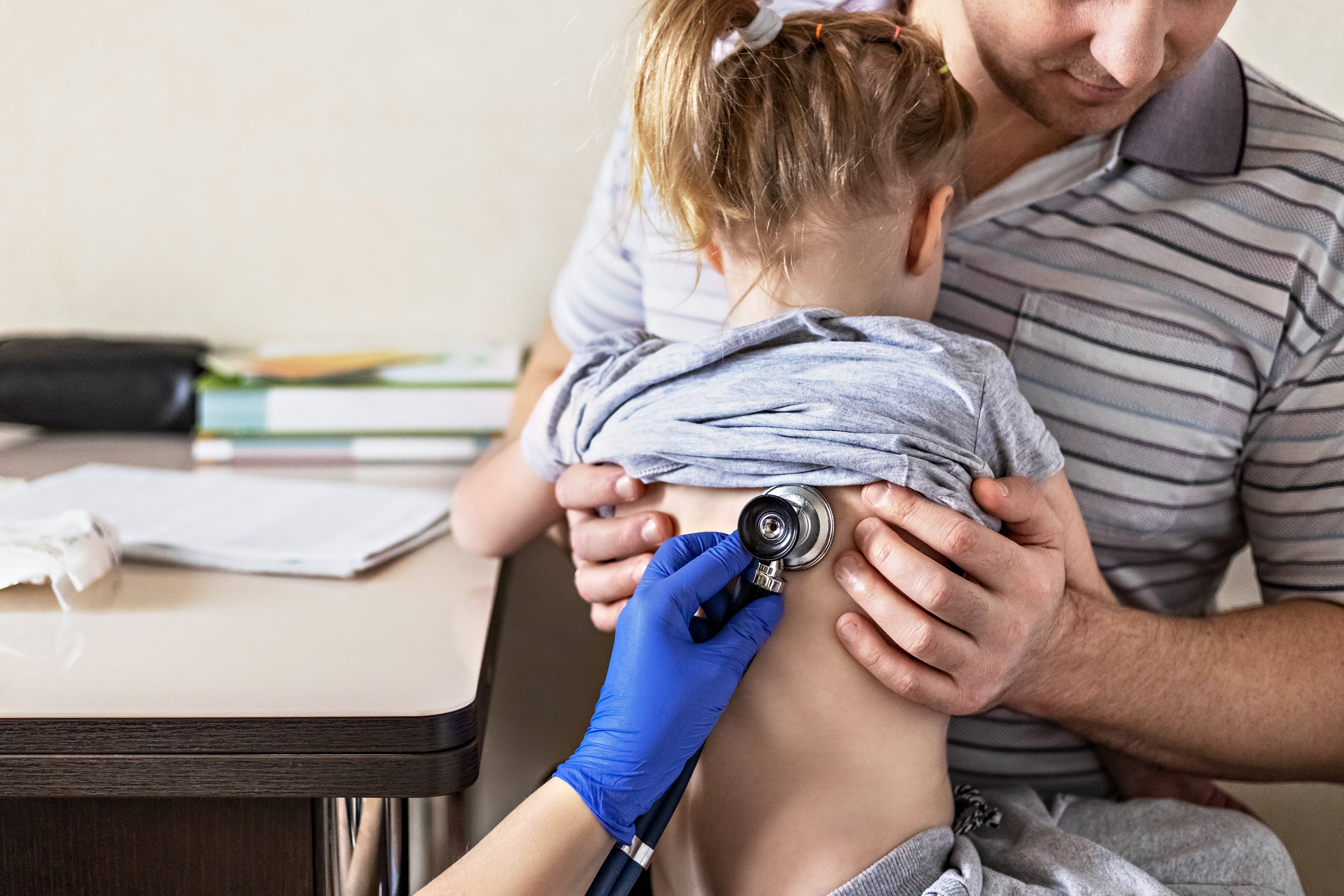 Não nos podem obrigar a escolher. Uma criança com cancro precisa dos dois pais nos momentos mais difíceis da doença