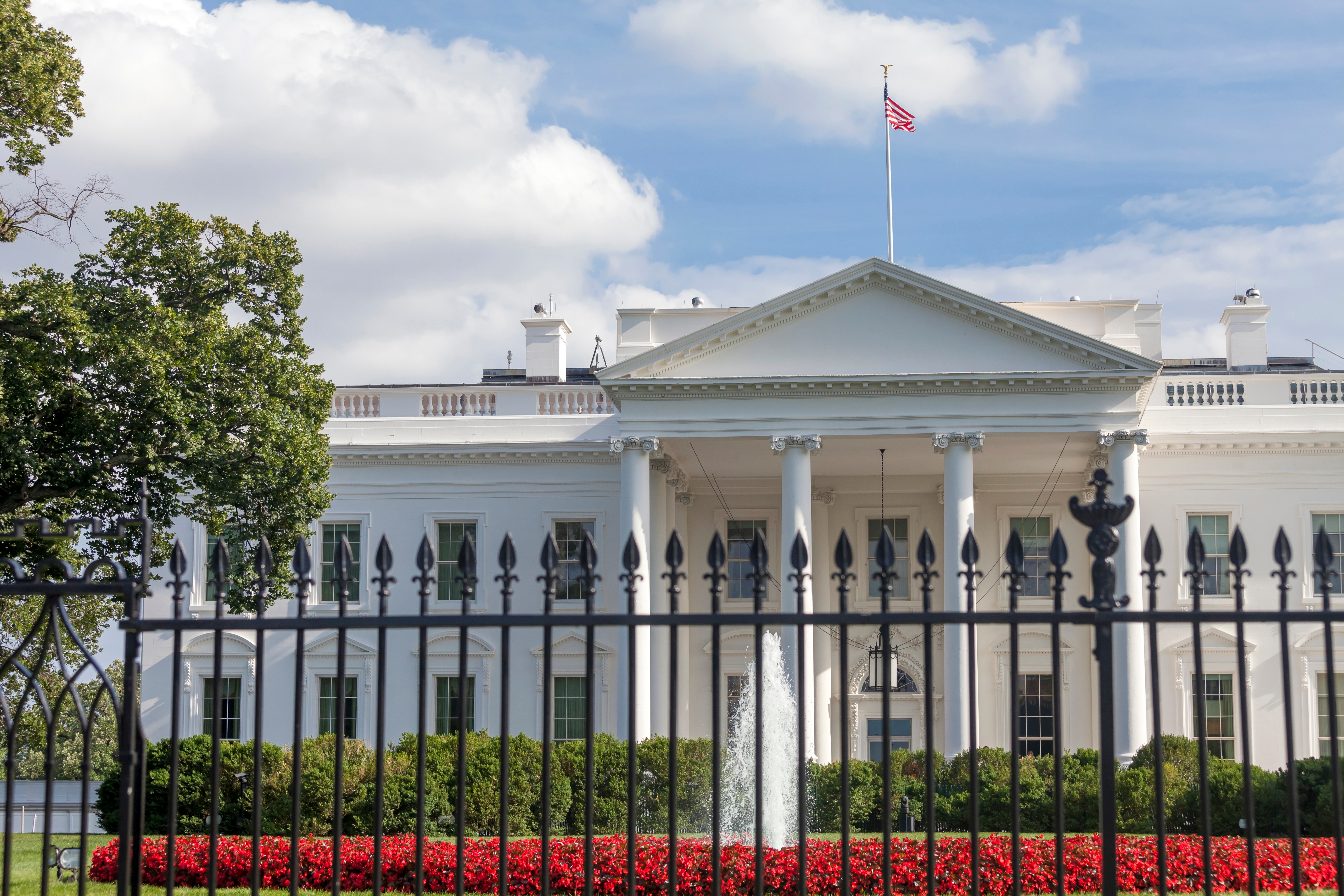 Trump ignora ordem do tribunal e volta a impedir CNN, MS Now e Politico de entrar na Casa Branca. Elogia os “amigáveis” jornalistas chineses. O que se segue?