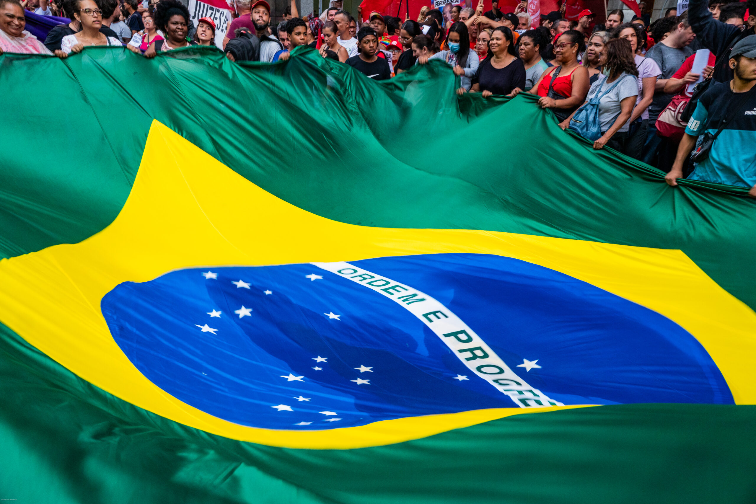 Flávio Bolsonaro termina primeira volta à frente de Lula. Segunda volta é a 25 de outubro