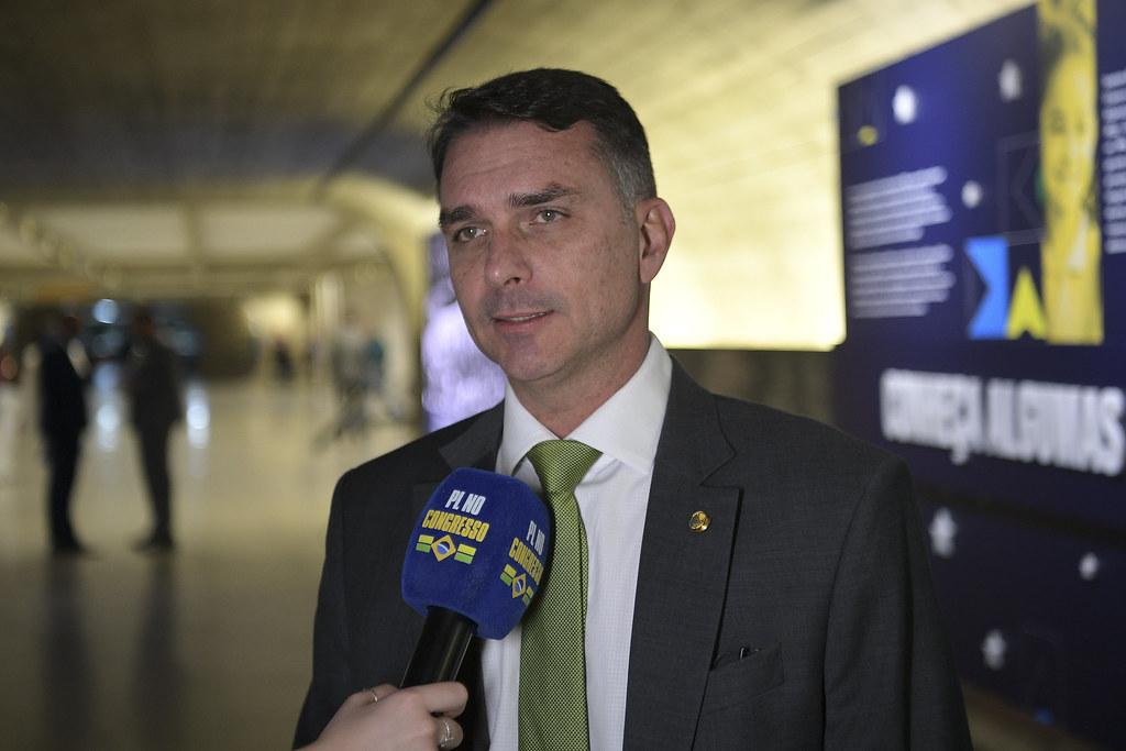 “Está decretado o fim da era do PT”: Flávio Bolsonaro reage à vitória na primeira volta