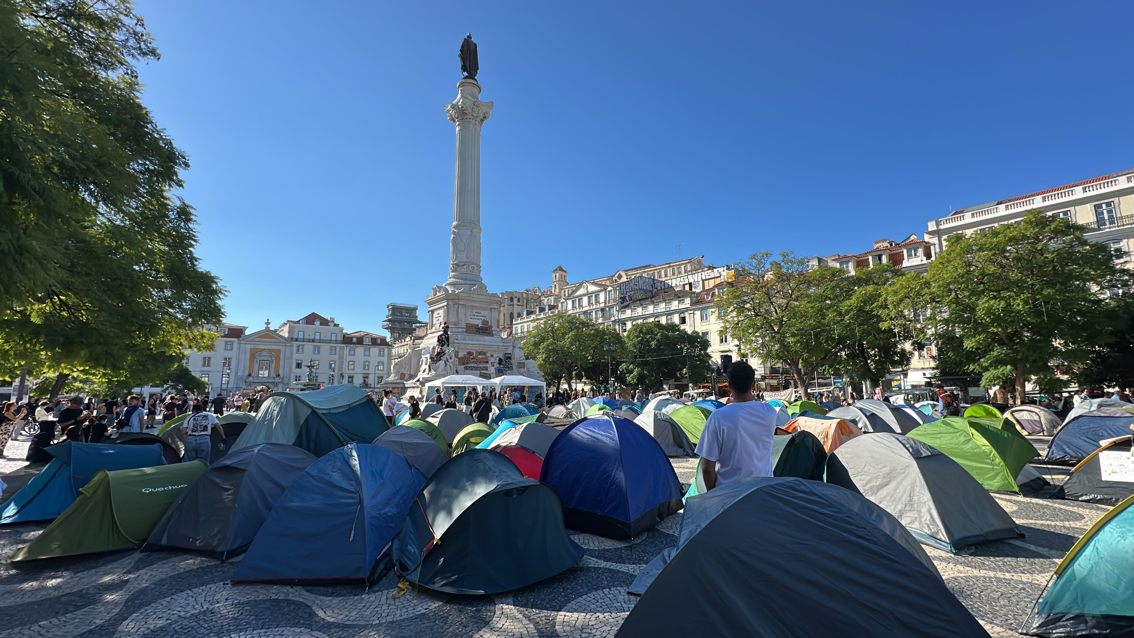 Homem mostra bandeira de Israel no Rossio e é retirado de forma violenta pelos próprios manifestantes