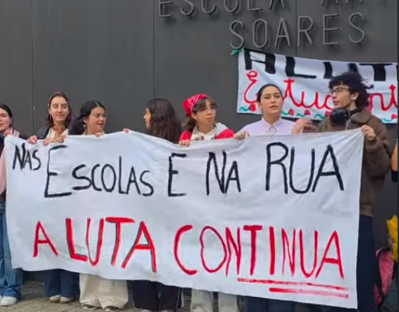 Alunos bloqueiam entrada da Escola Soares dos Reis