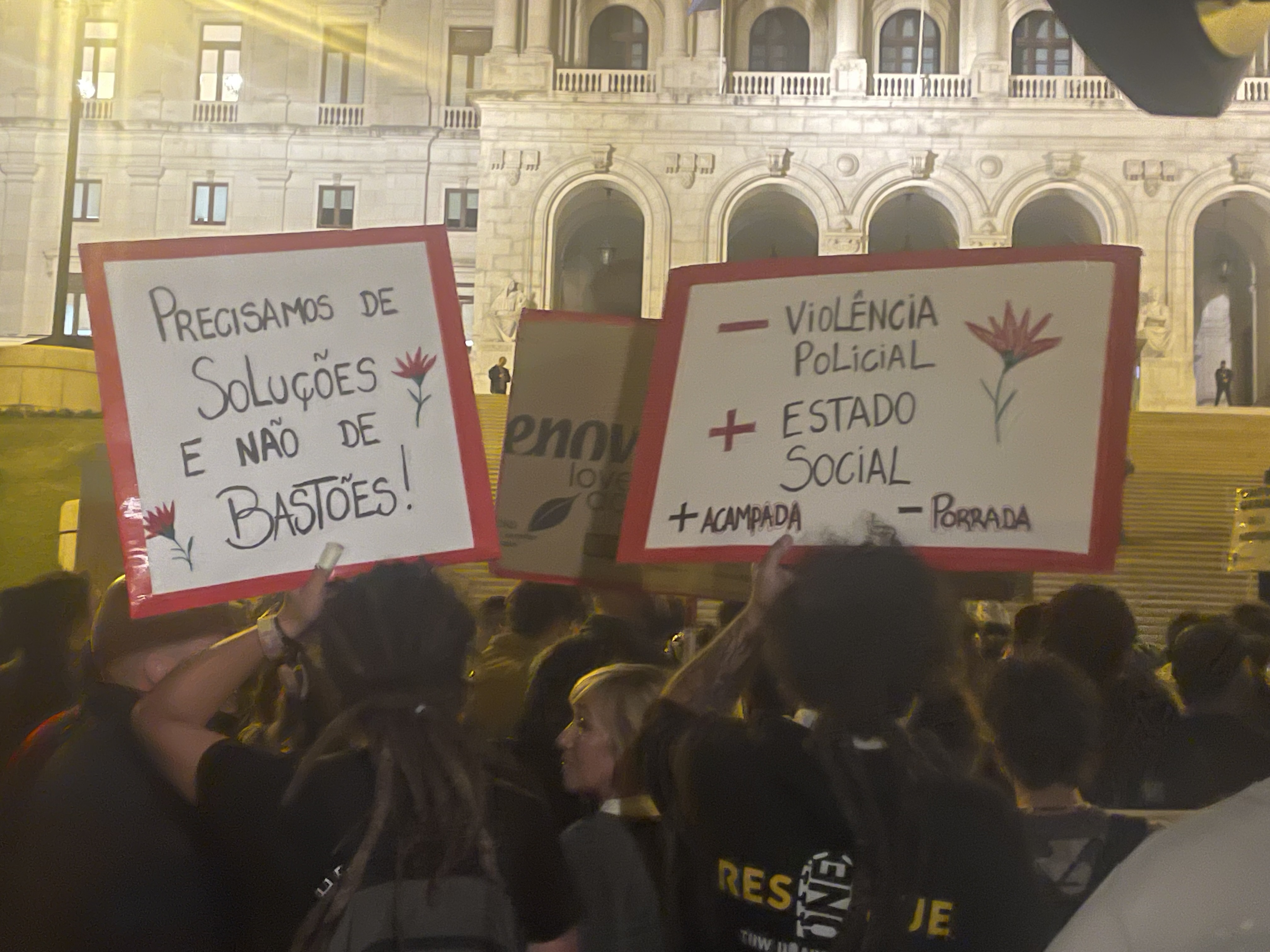Parlamentada: milhares à porta da Assembleia da República, mas ninguém dormiu aos pés da Casa da Democracia