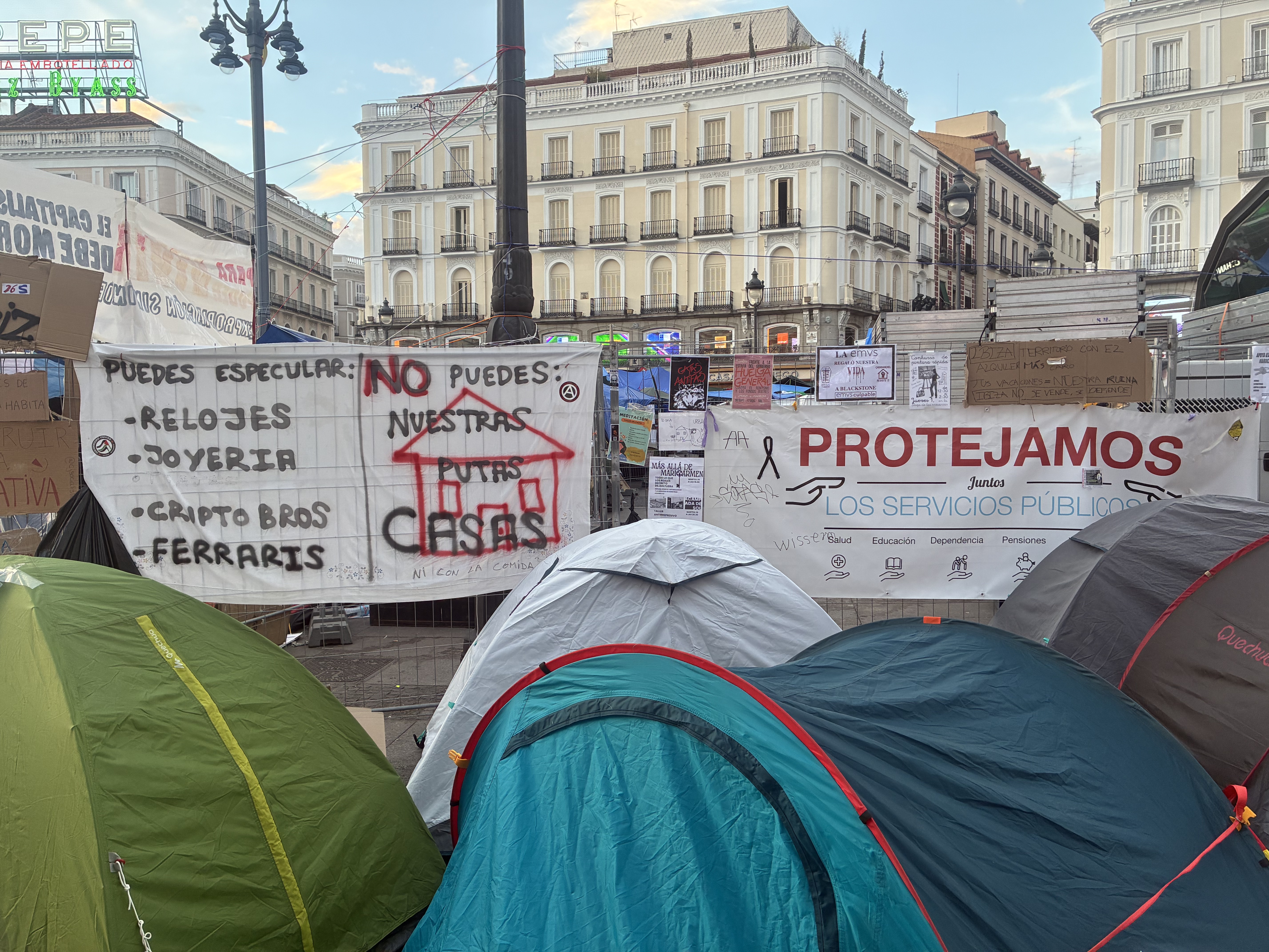 Maricarmen incendiou o debate sobre a habitação em Espanha. Agora, o país prepara-se para uma greve geral e outra imagem da idosa começa a surgir