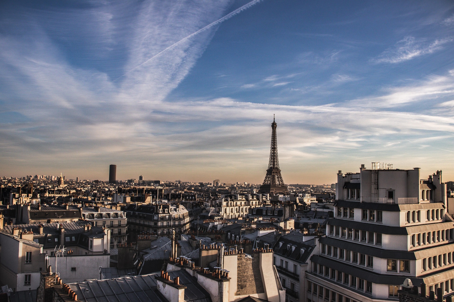 França investiga tiroteio mortal nos arredores de Paris como crime terrorista