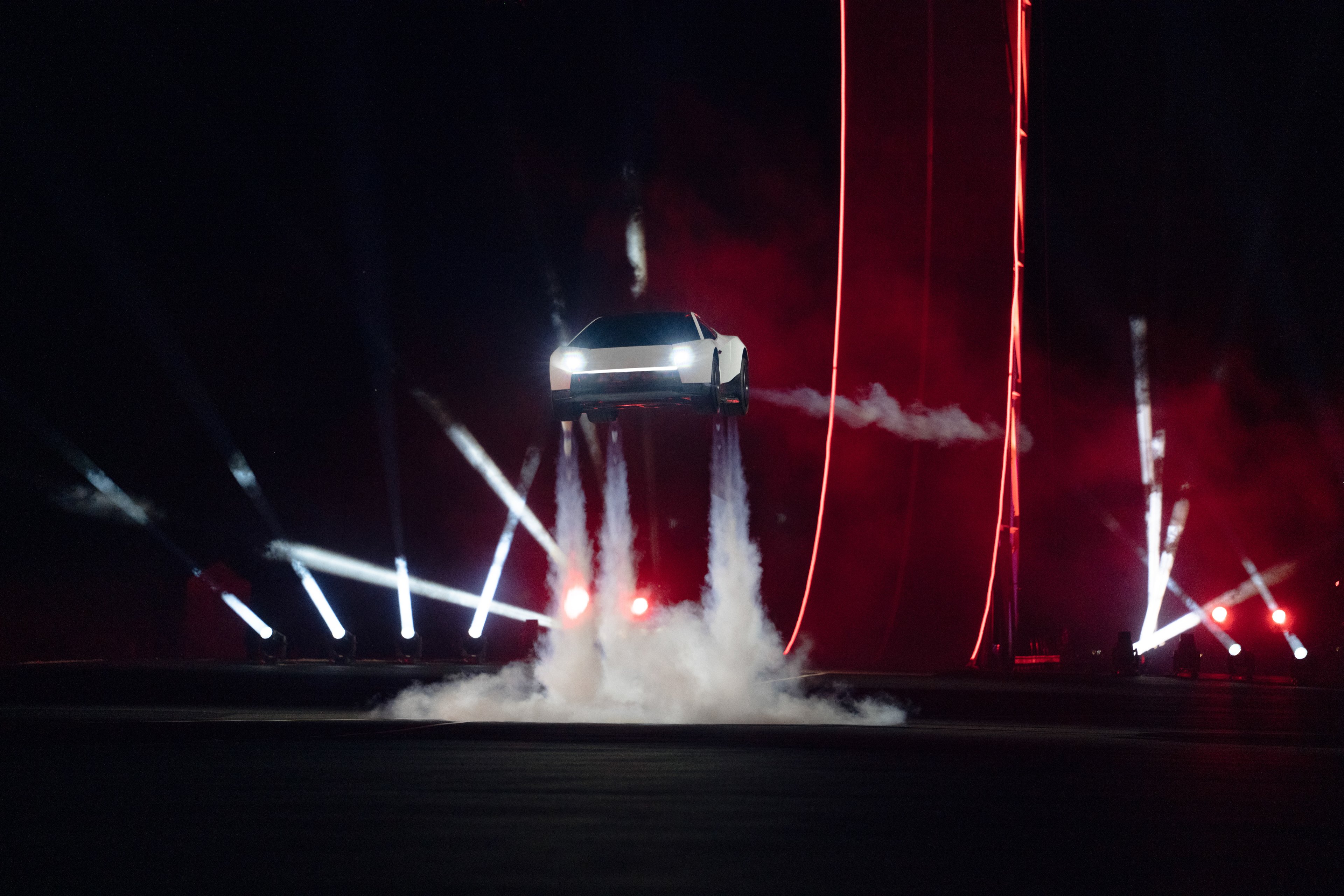 Saltos, piruetas, cambalhotas. Tesla apresenta novo Roadster