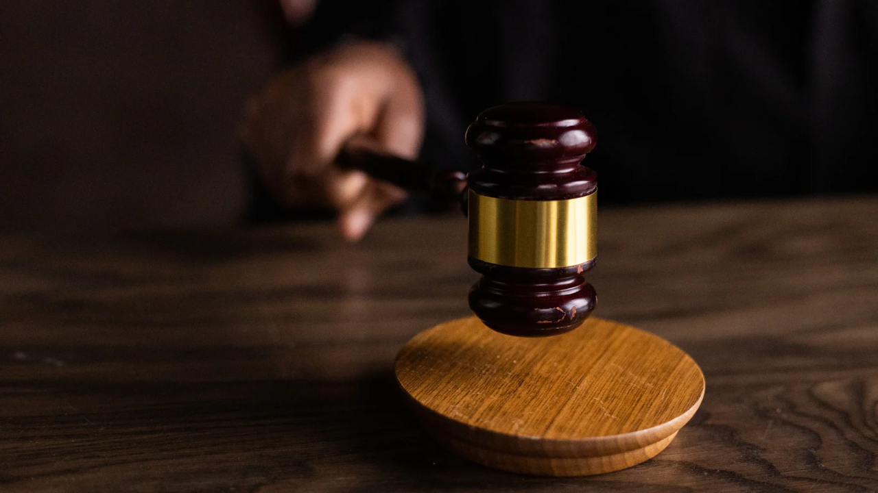 Ex-vereador conservador britânico drogava a mulher e anunciava-a em sites para que desconhecidos tivessem relações sexuais com ela