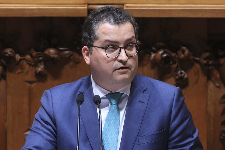 Salário mínimo sobe para 970 euros, mas portugueses vão pagar mais impostos