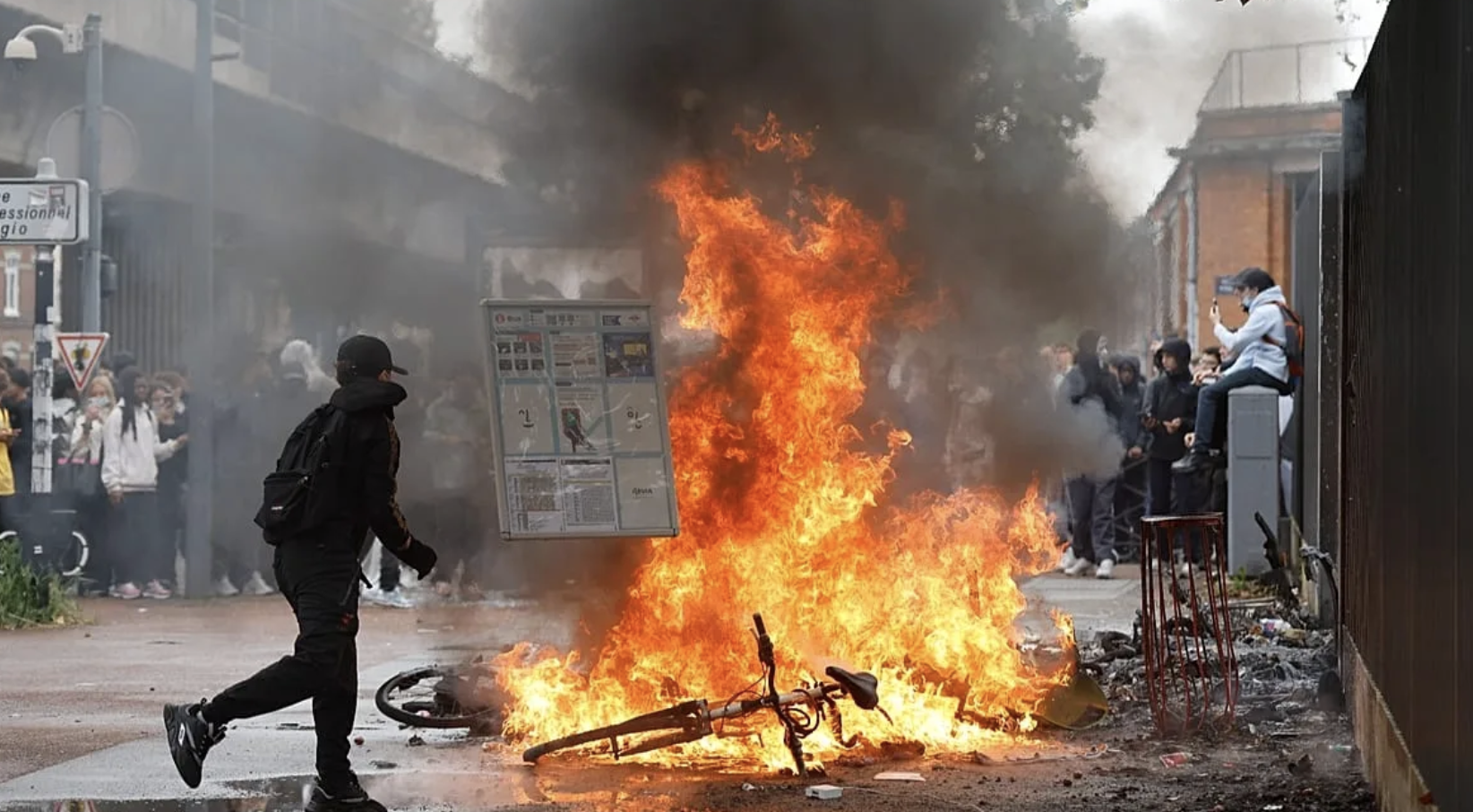 Ponderado recolher obrigatório parcial após protestos violentos