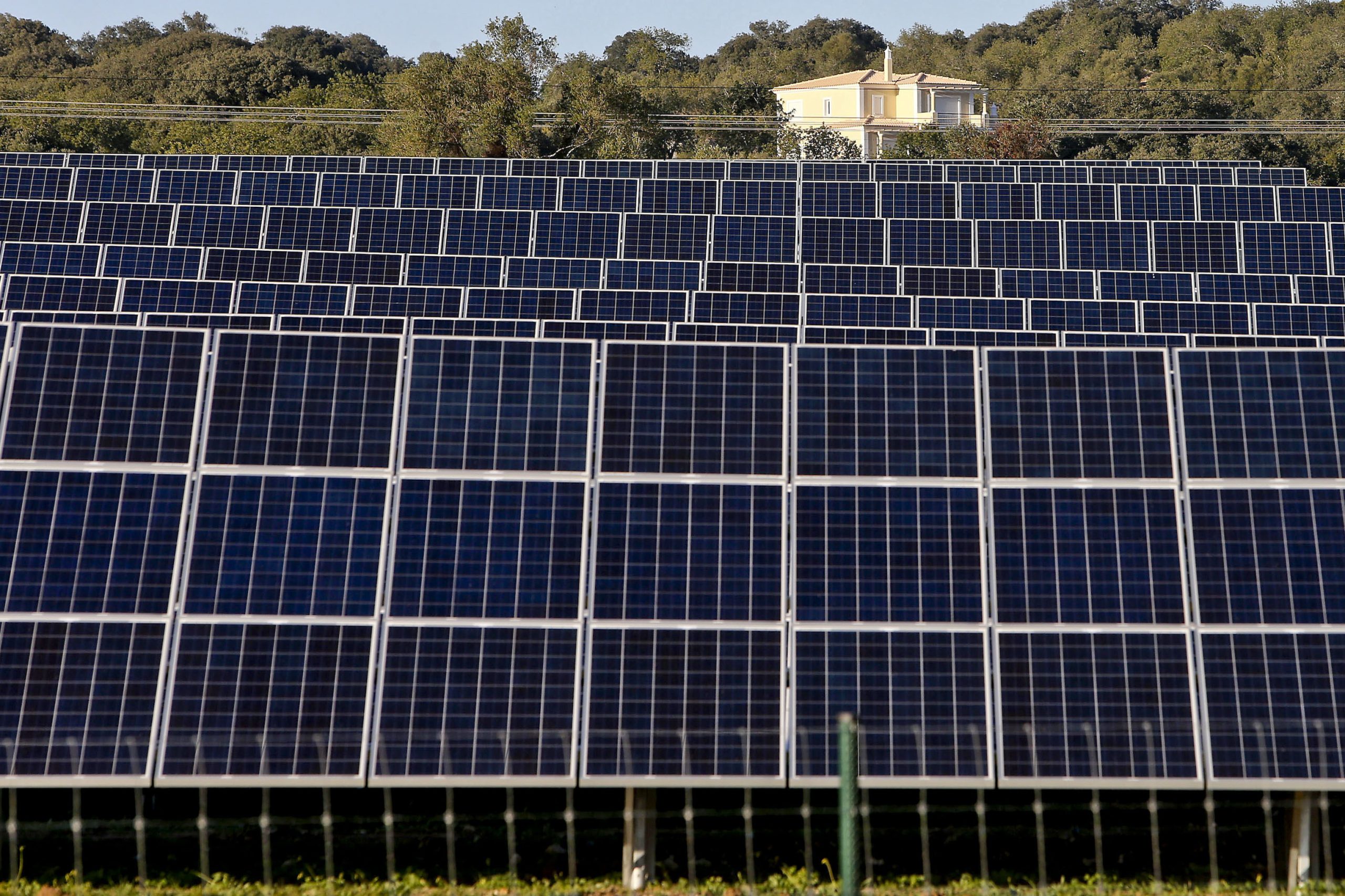 Governo dá luz verde a seis centrais fotovoltaicas no Alentejo e no Algarve