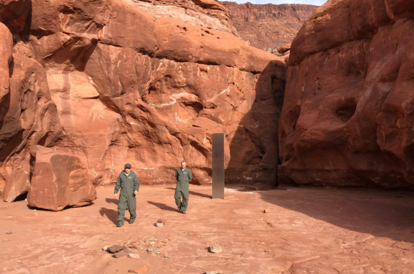 Objeto de metal com três metros de altura encontrado no deserto do Utah. “Imagino que seja uma obra de arte, mas e se não for?”