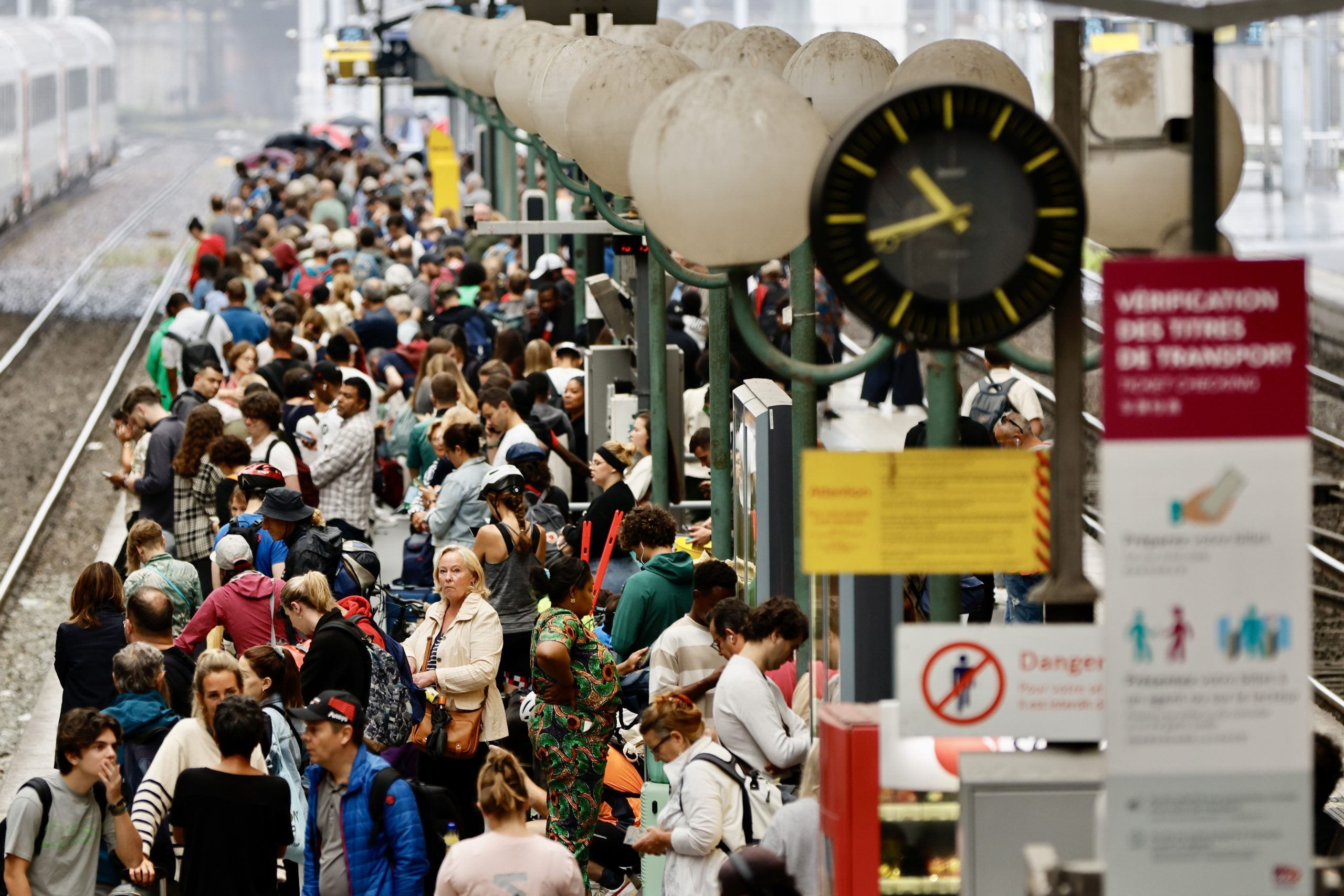 Gare du Nord em Paris fechada após ter sido encontrada uma bomba da Segunda Guerra Mundial