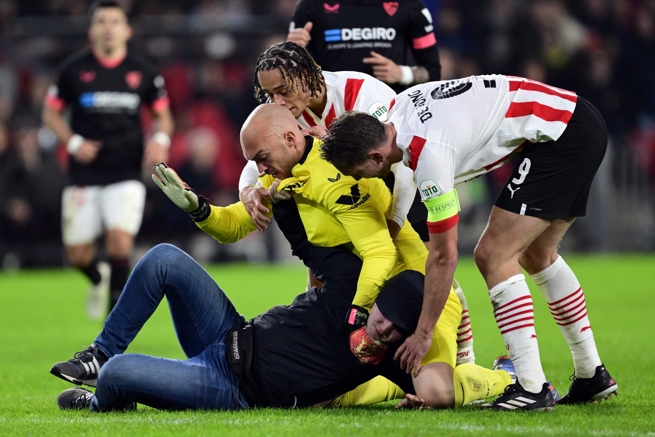Adepto do PSV que agrediu Dmitrovic condenado a três meses de prisão