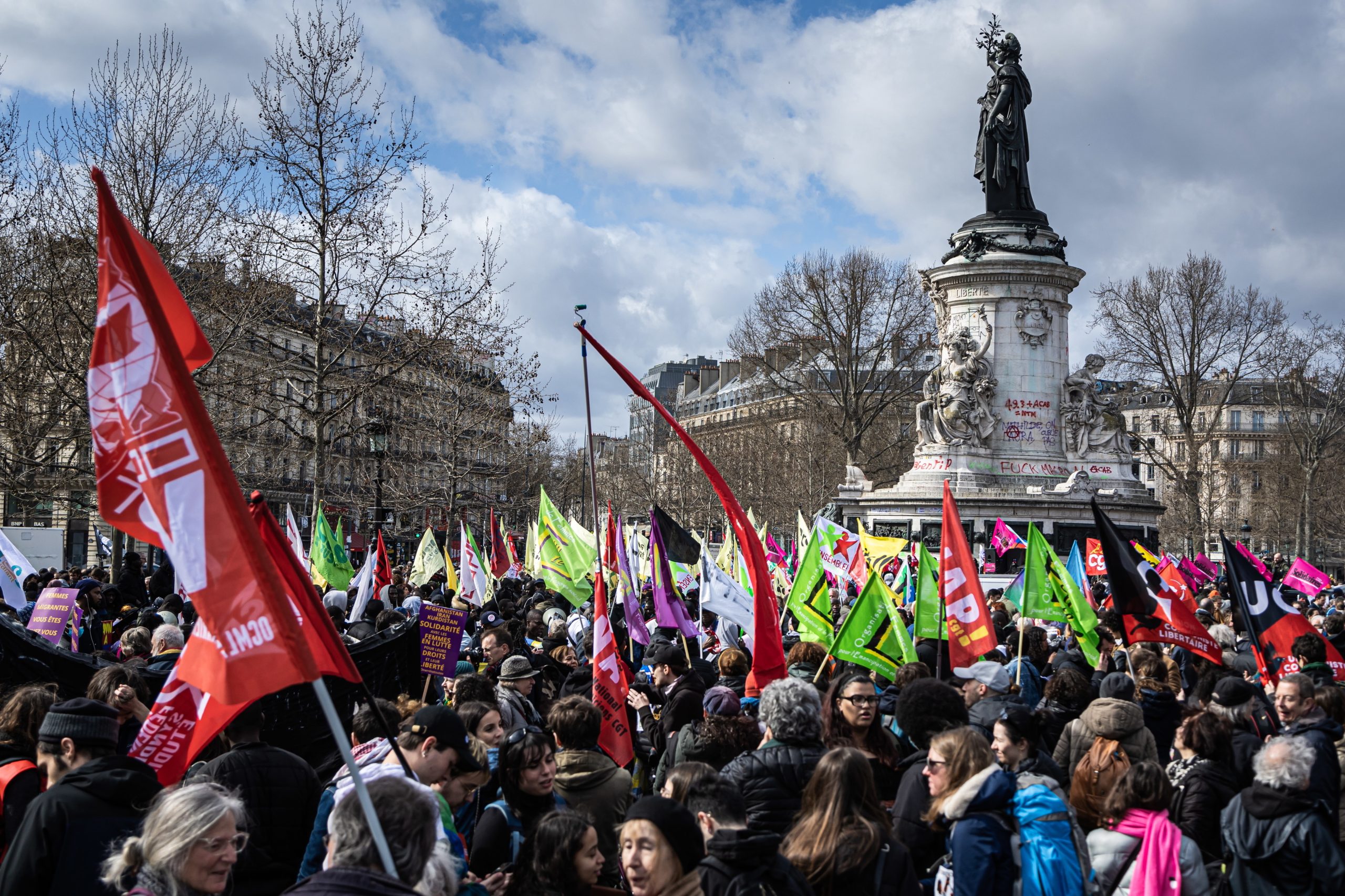 Manifestação ambientalista em França provoca confrontos violentos com a polícia