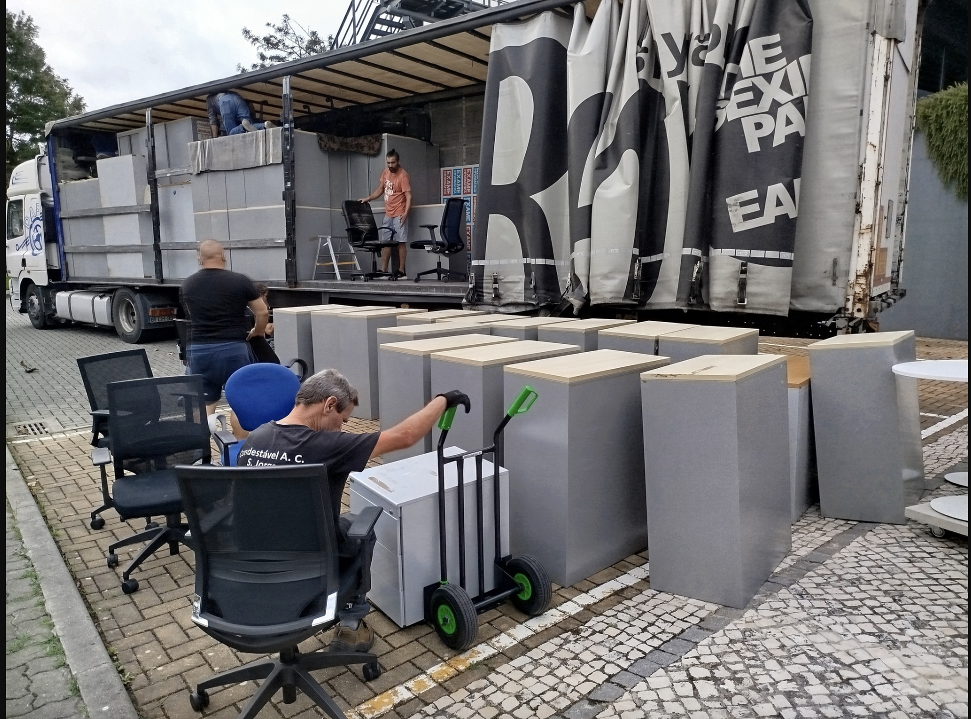 Empresário de Barcelos compra recheio da redação da Visão por 19 mil euros