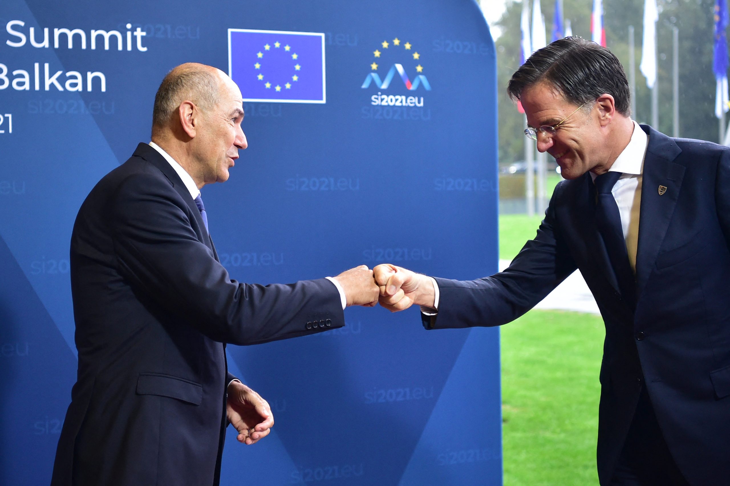 A uma semana de se reunirem, primeiros-ministros da Eslovénia e Países Baixos trocam críticas no Twitter — e até o Conselho Europeu teve de intervir