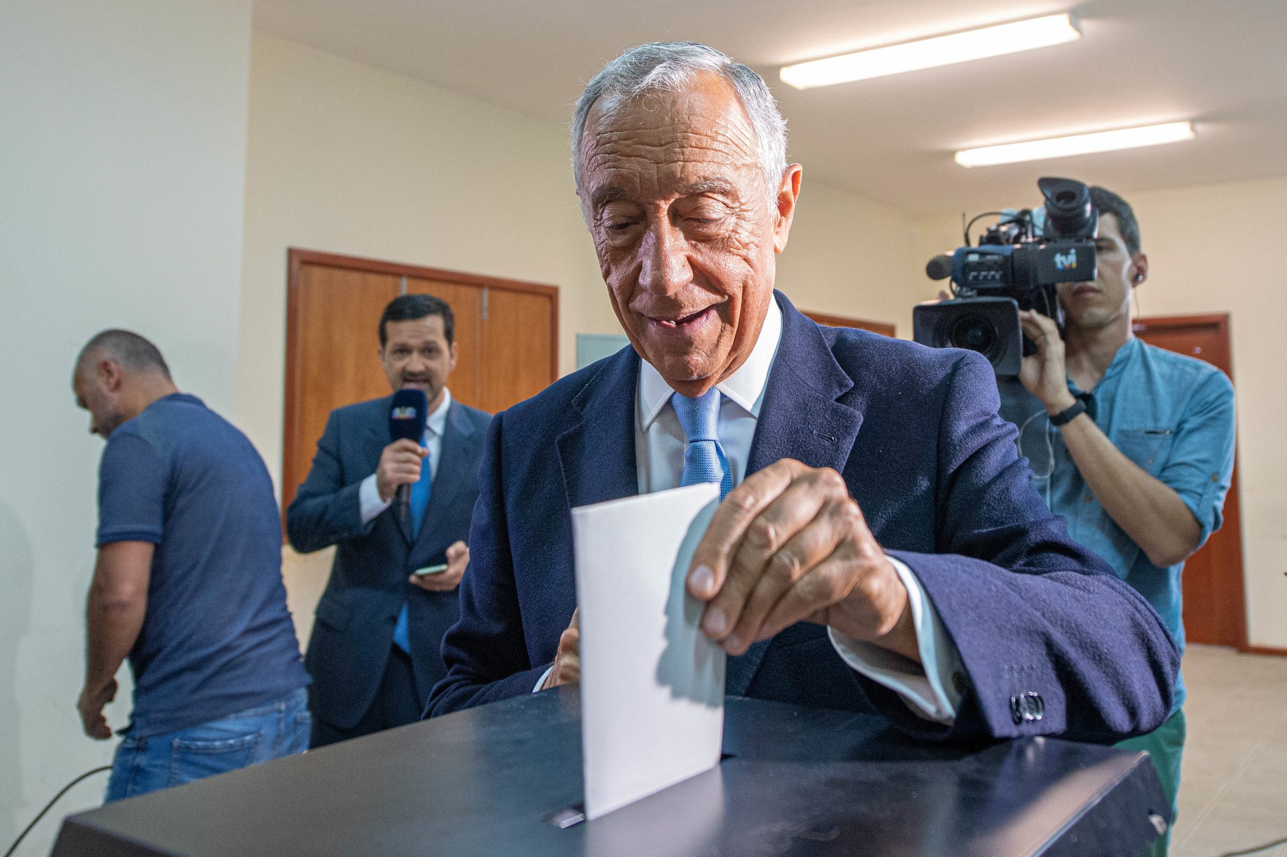 “Os portugueses têm ainda cerca de seis horas para votar. Arrumem a sua vida, os que foram passear, os que foram para o campo, foram para a praia, que voltem a tempo de votar”