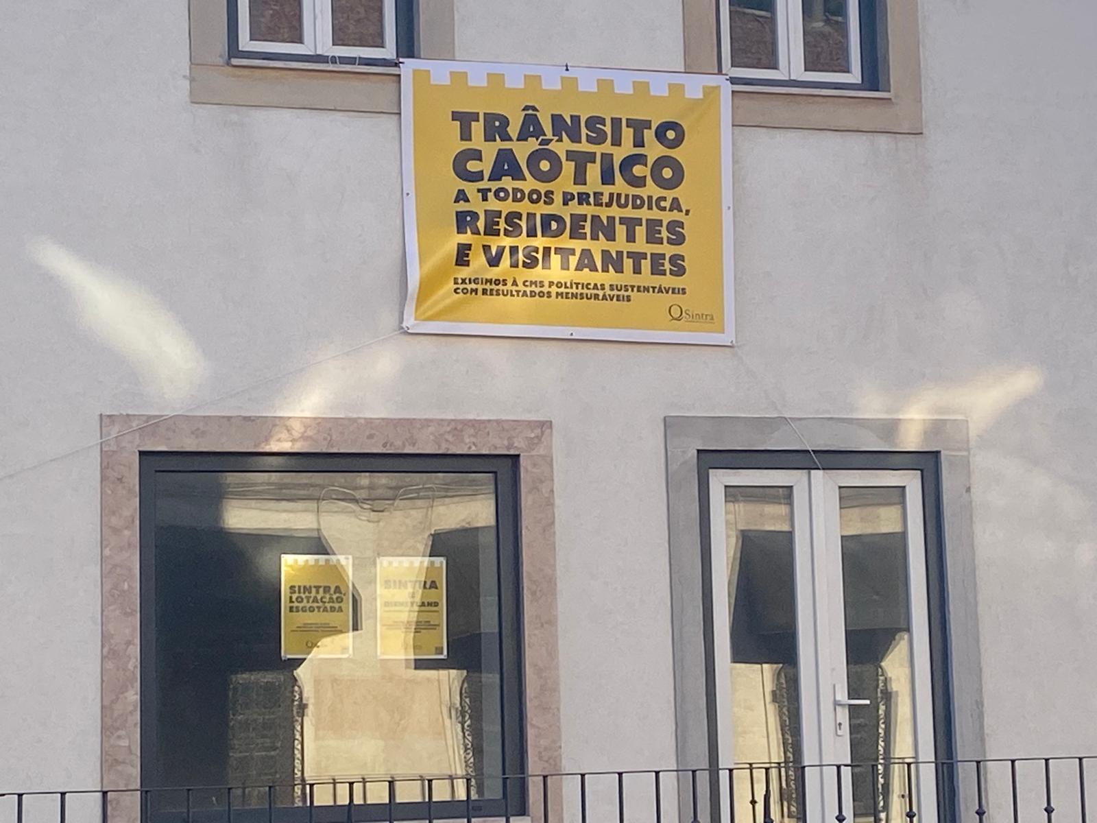 Sintra: faixas nas janelas e cartazes nas montras contra “turismo de massas e caos no trânsito”