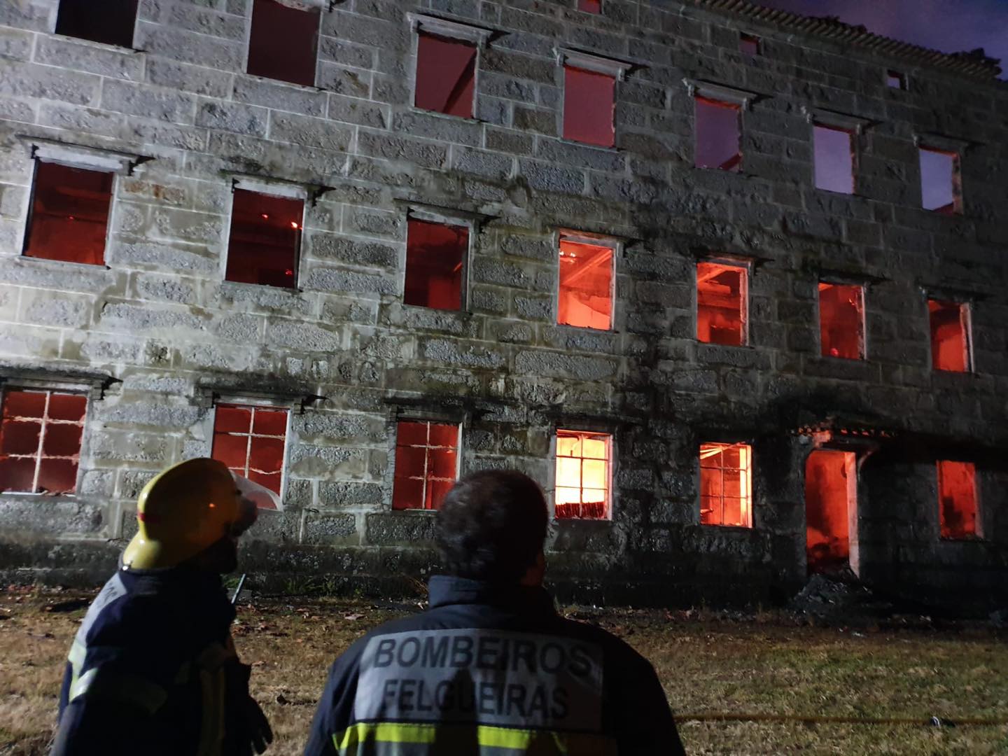 Incêndio destruiu o antigo seminário de Santa Teresinha, em Felgueiras