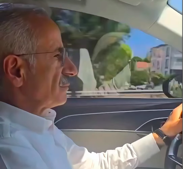 Excesso de velocidade viraliza: ministro turco mostra-se a 225 km/h nas redes sociais