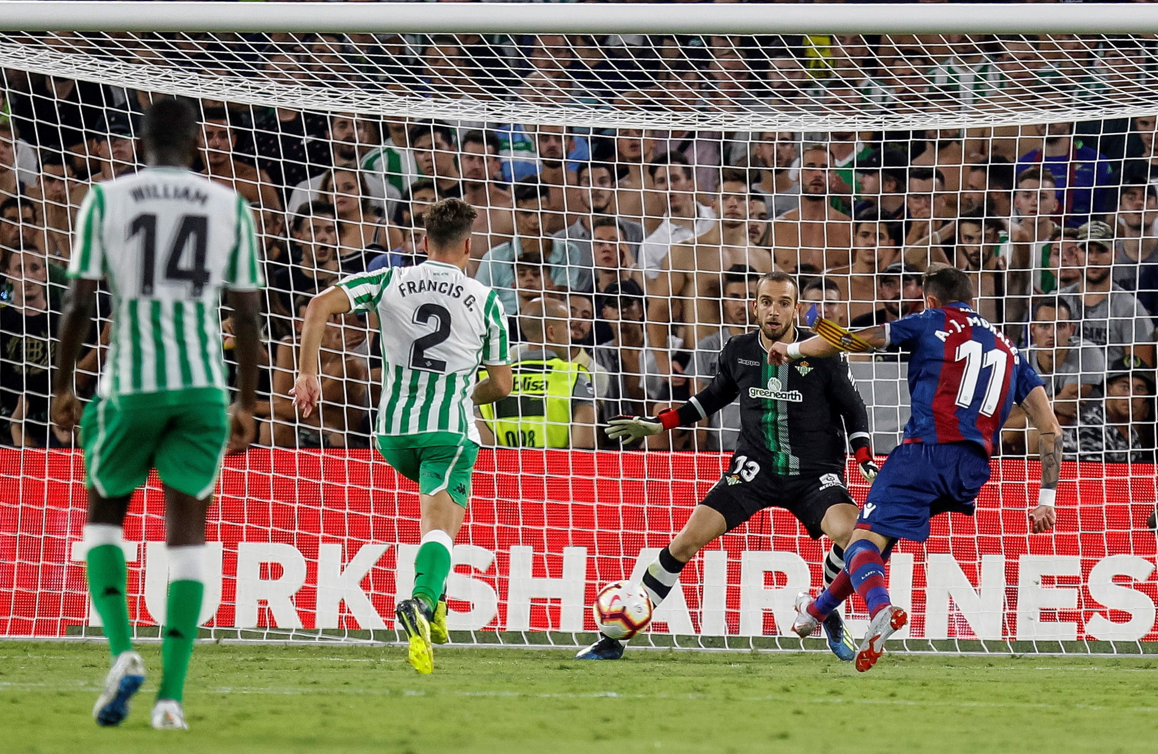 William Carvalho titular na estreia do Bétis com derrota caseira com Levante