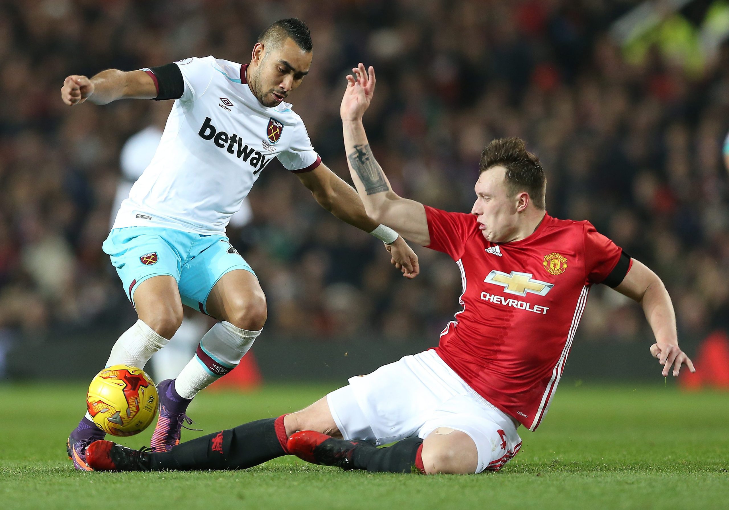 Phil Jones, do Manchester United, punido com dois jogos de suspensão por insultos