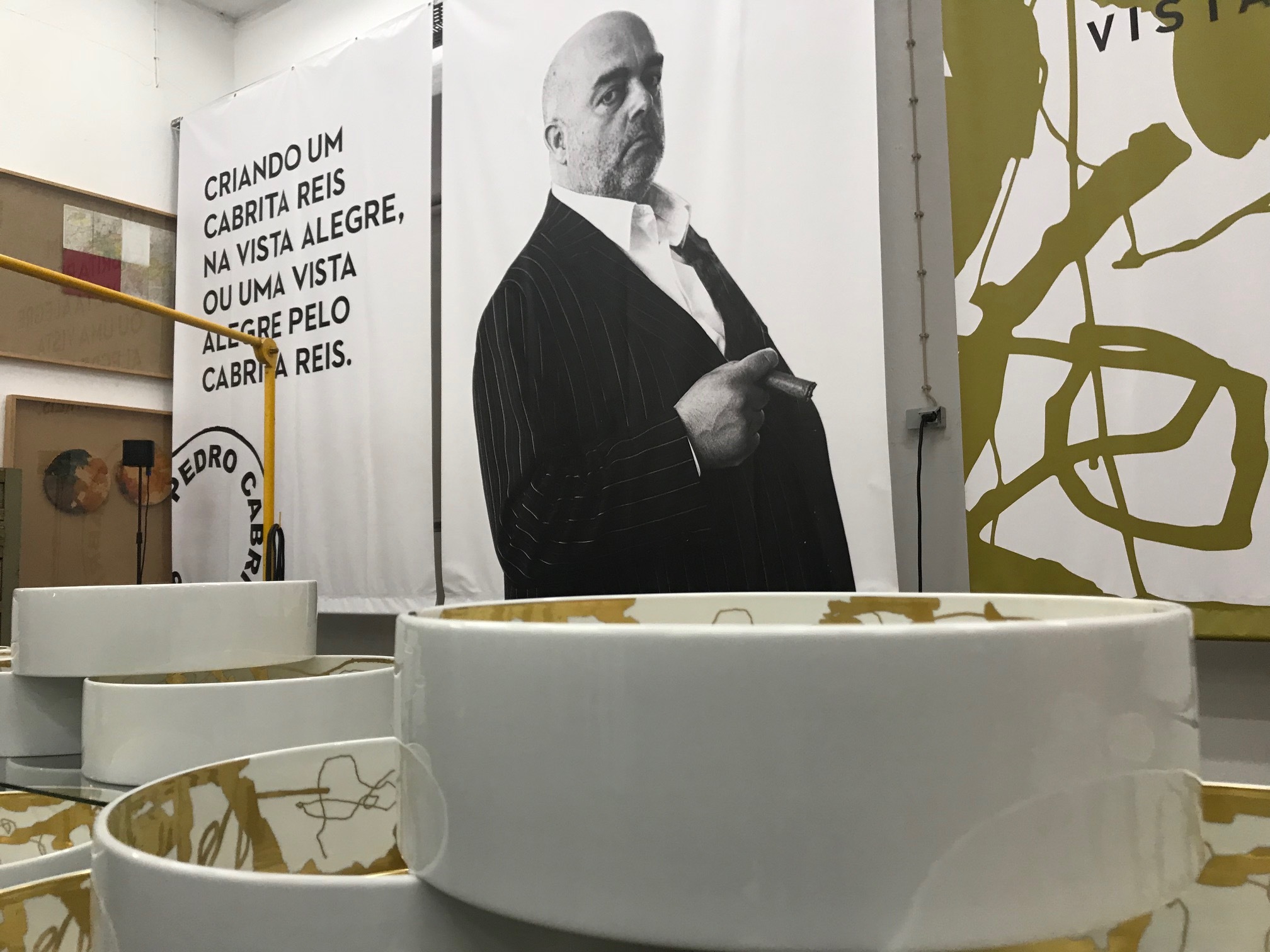 Primeiro colocou a mão na massa. Depois tocou na porcelana e nasceu uma taça