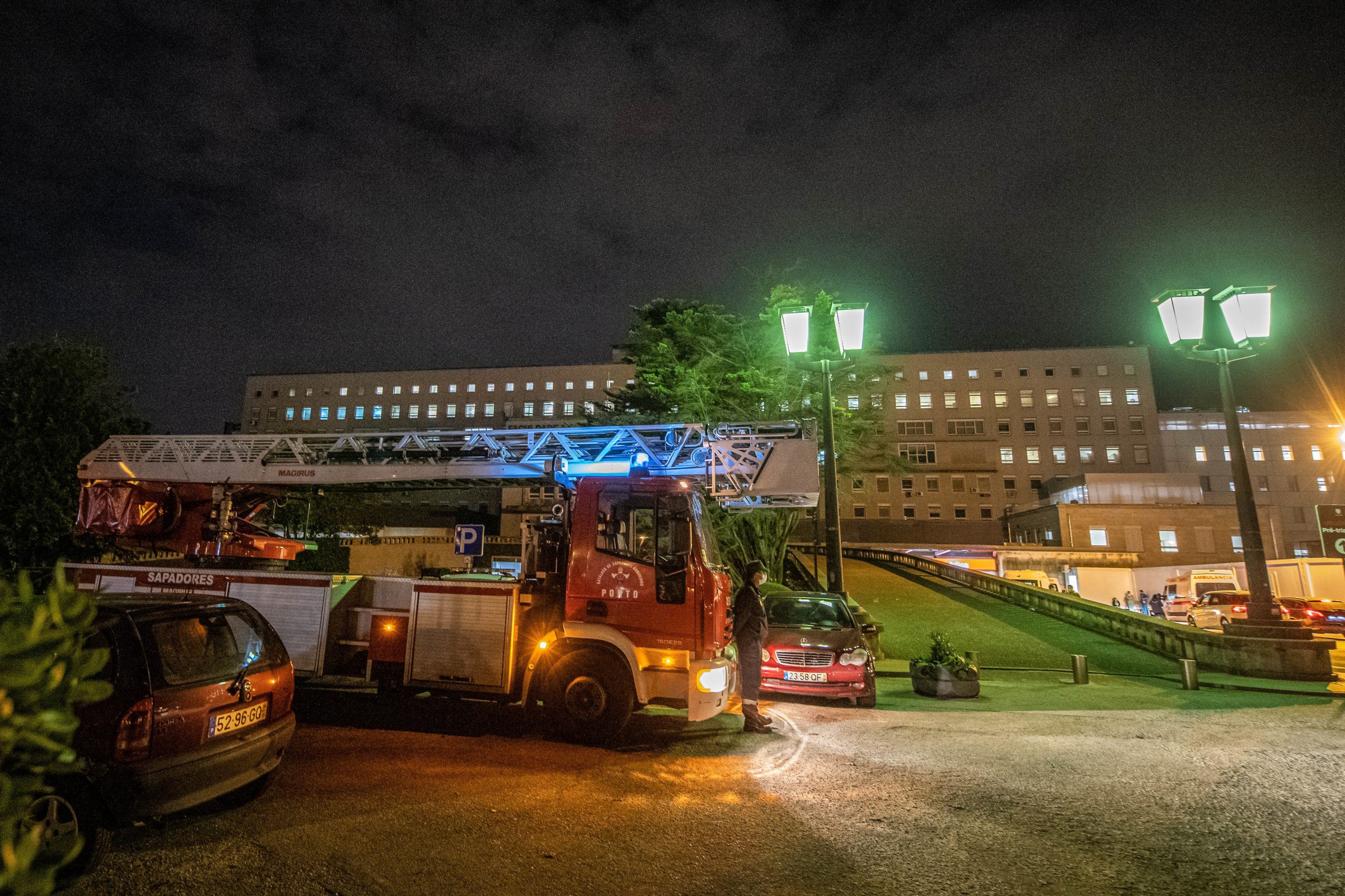 Um morto e quatro feridos graves num incêndio no Hospital de São João