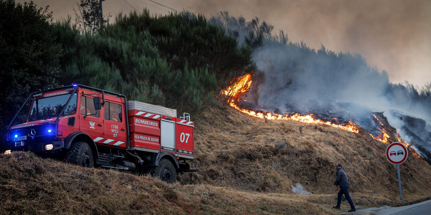 Incêndio na zona da serra do Alvão com duas frentes ativas. Vento é o principal inimigo