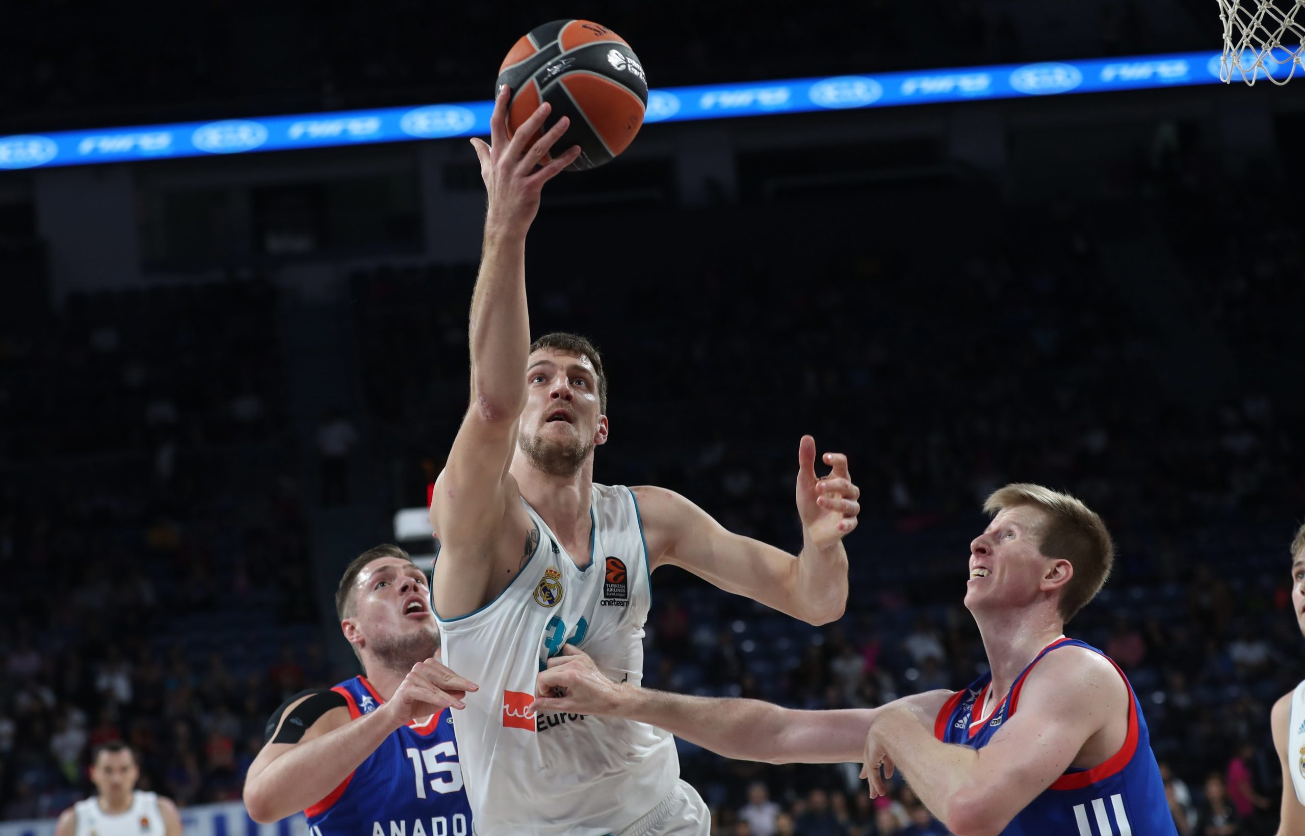 Basquetebolista sérvio Ognjen Kuzmic hospitalizado após grave acidente de viação
