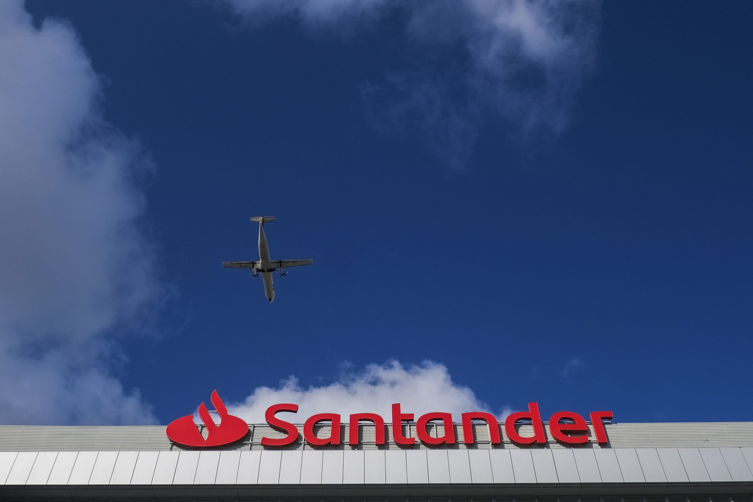 Espanha cria imposto para taxar lucros dos Bancos. Presidente executivo do Santander alerta para estigmatização do setor