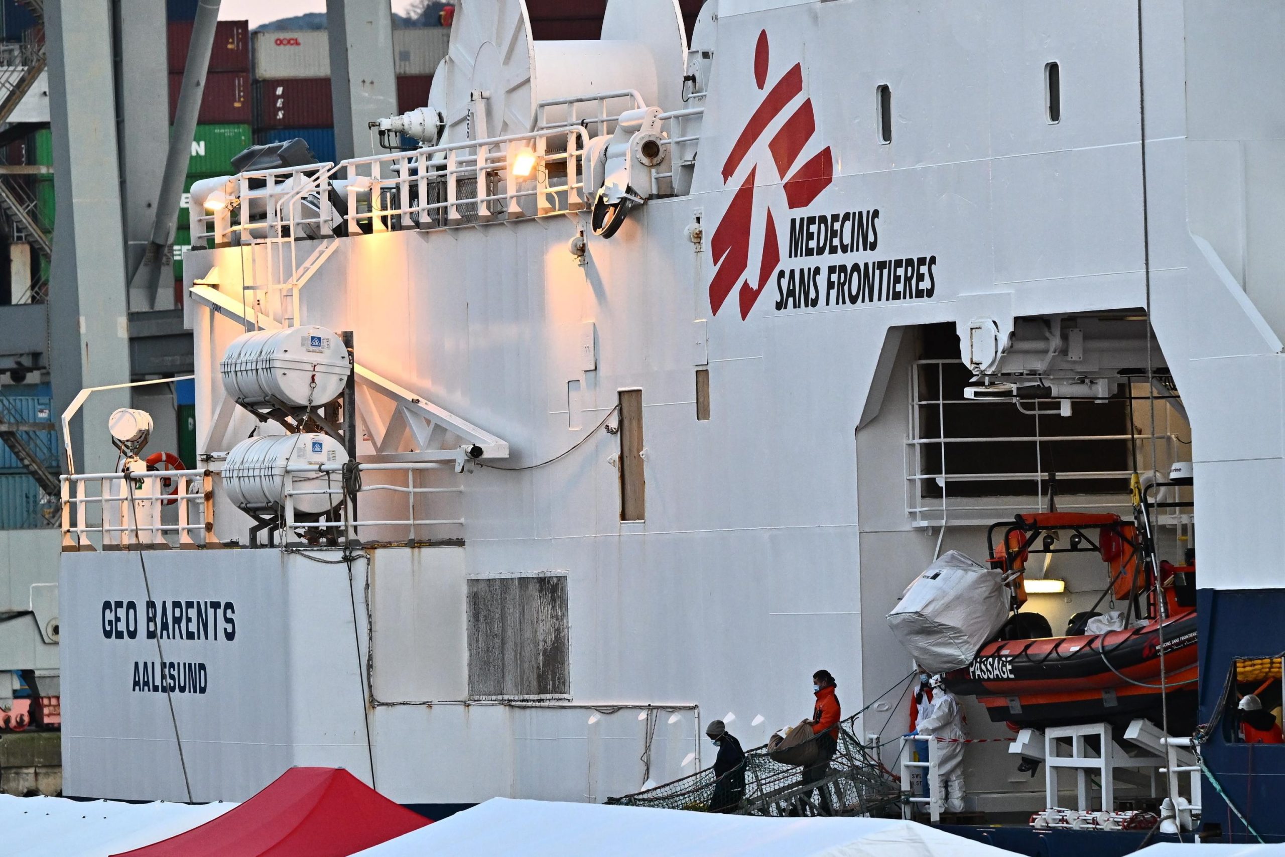 Itália multa e bloqueia navio de ONG que denuncia “decisão desumana”