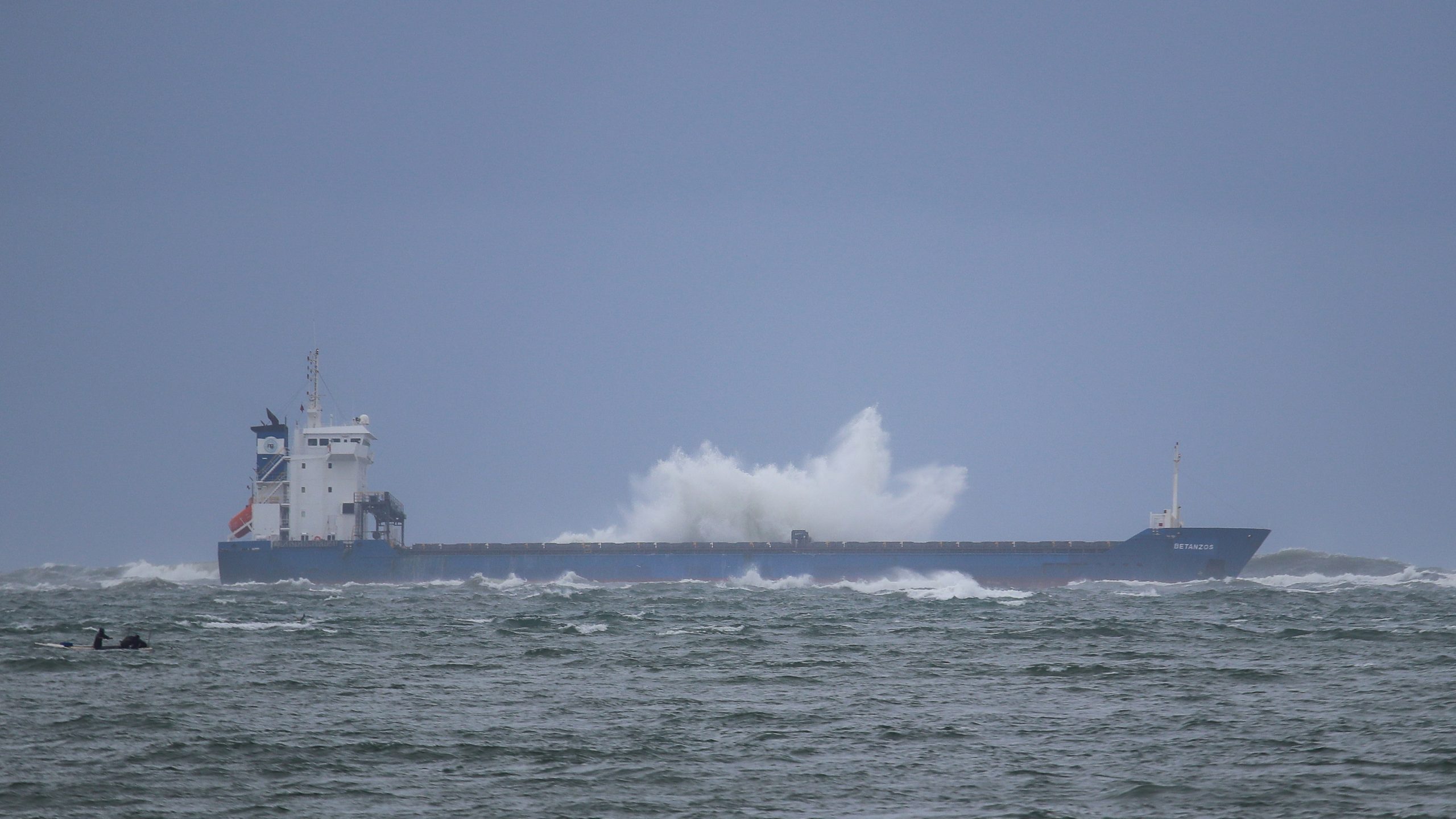 Operações para tirar navio encalhado no Bugio foram retomadas, mas ainda sem sucesso