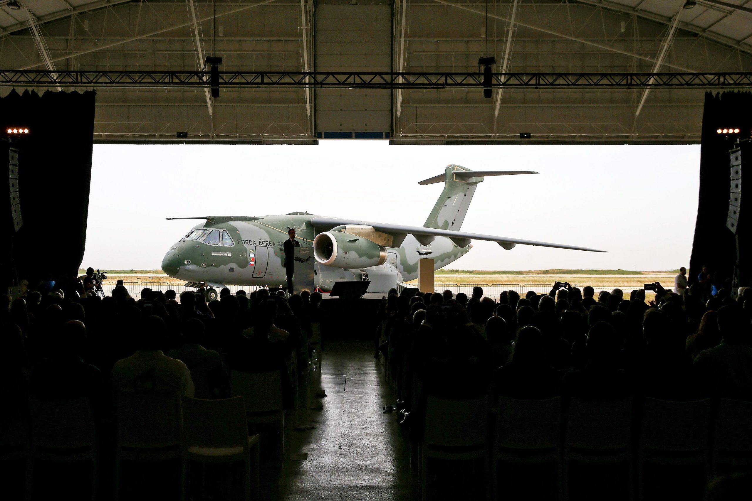 Governo espera primeiras três aeronaves KC-390 até ao final de 2021