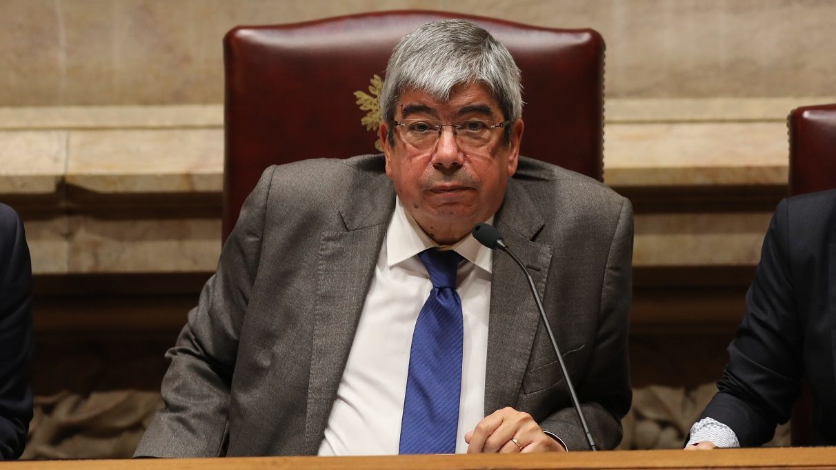 Ferro Rodrigues recusa picar o ponto e ser “polícia dos deputados”, mas exige responsabilização