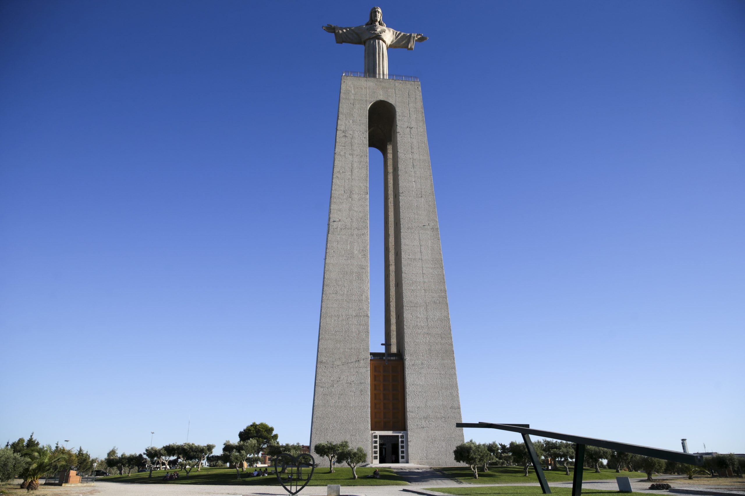 Cristo Rei ilumina-se de vermelho esta quarta-feira em apoio aos cristãos perseguidos