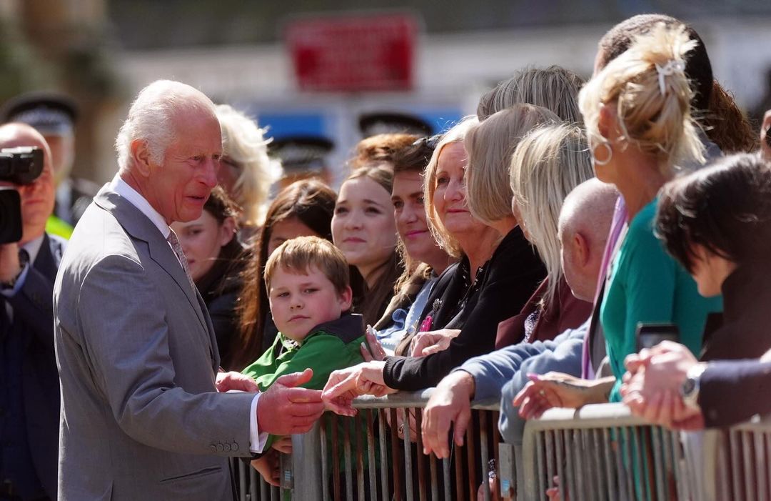 Aplaudido por uma multidão, Carlos III reuniu-se com os sobreviventes do ataque de Southport e suas famílias