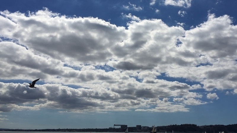 Domingo com nuvens no litoral e possibilidade de trovoada no interior