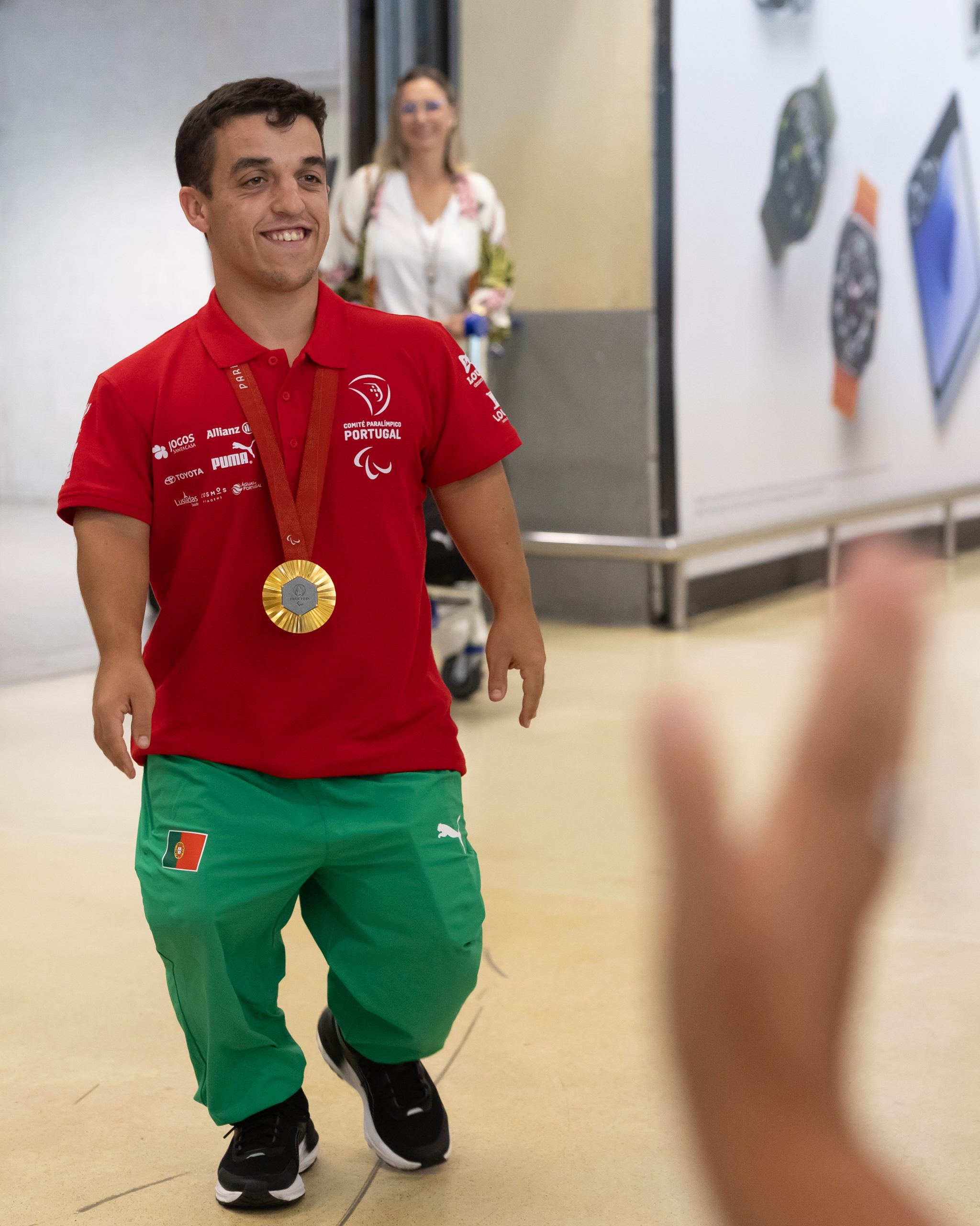 Campeão paralímpico Miguel Monteiro já chegou a Portugal. Veja as imagens