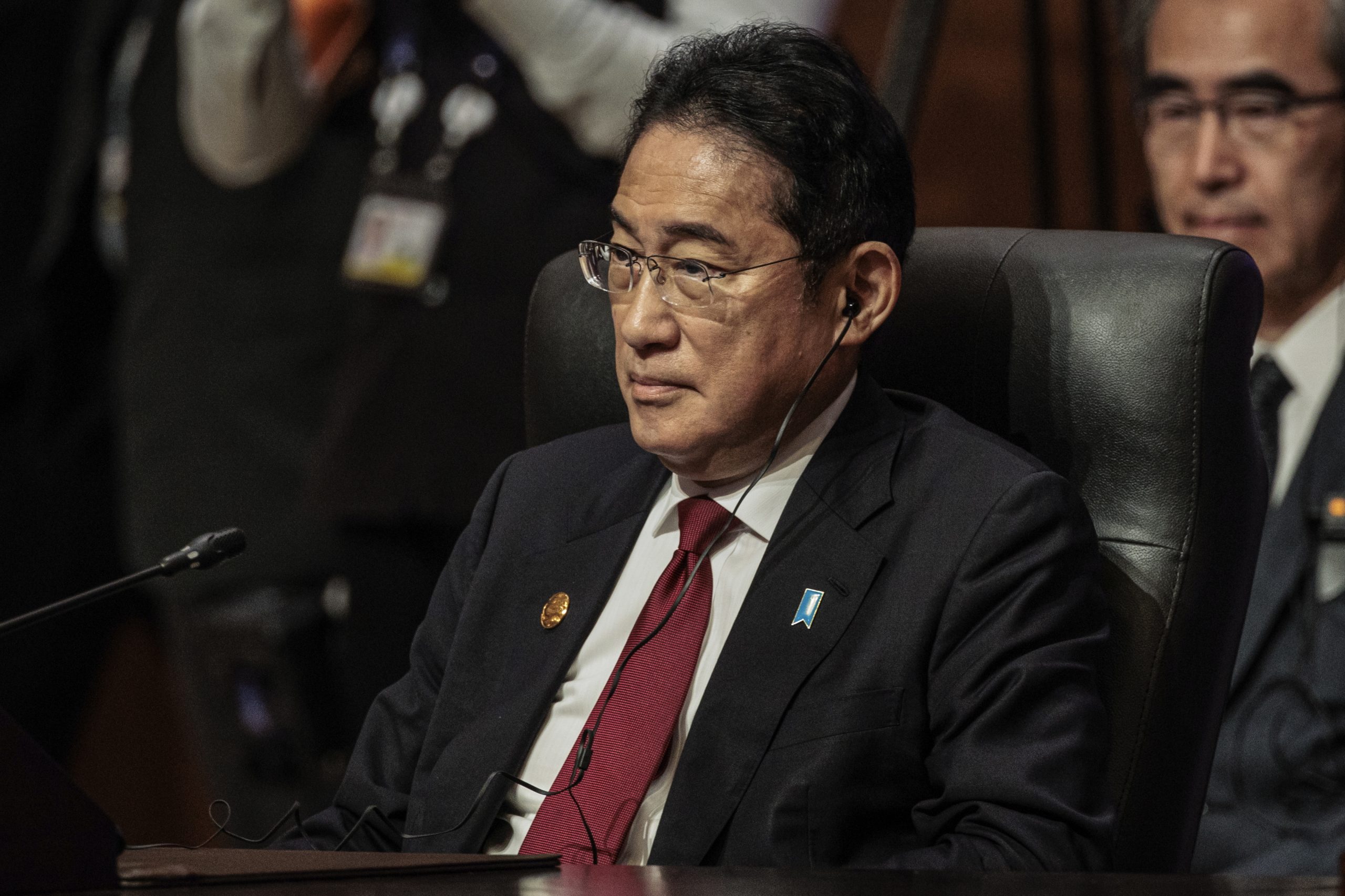 Primeiro-ministro do Japão substitui onze ministros para melhorar popularidade