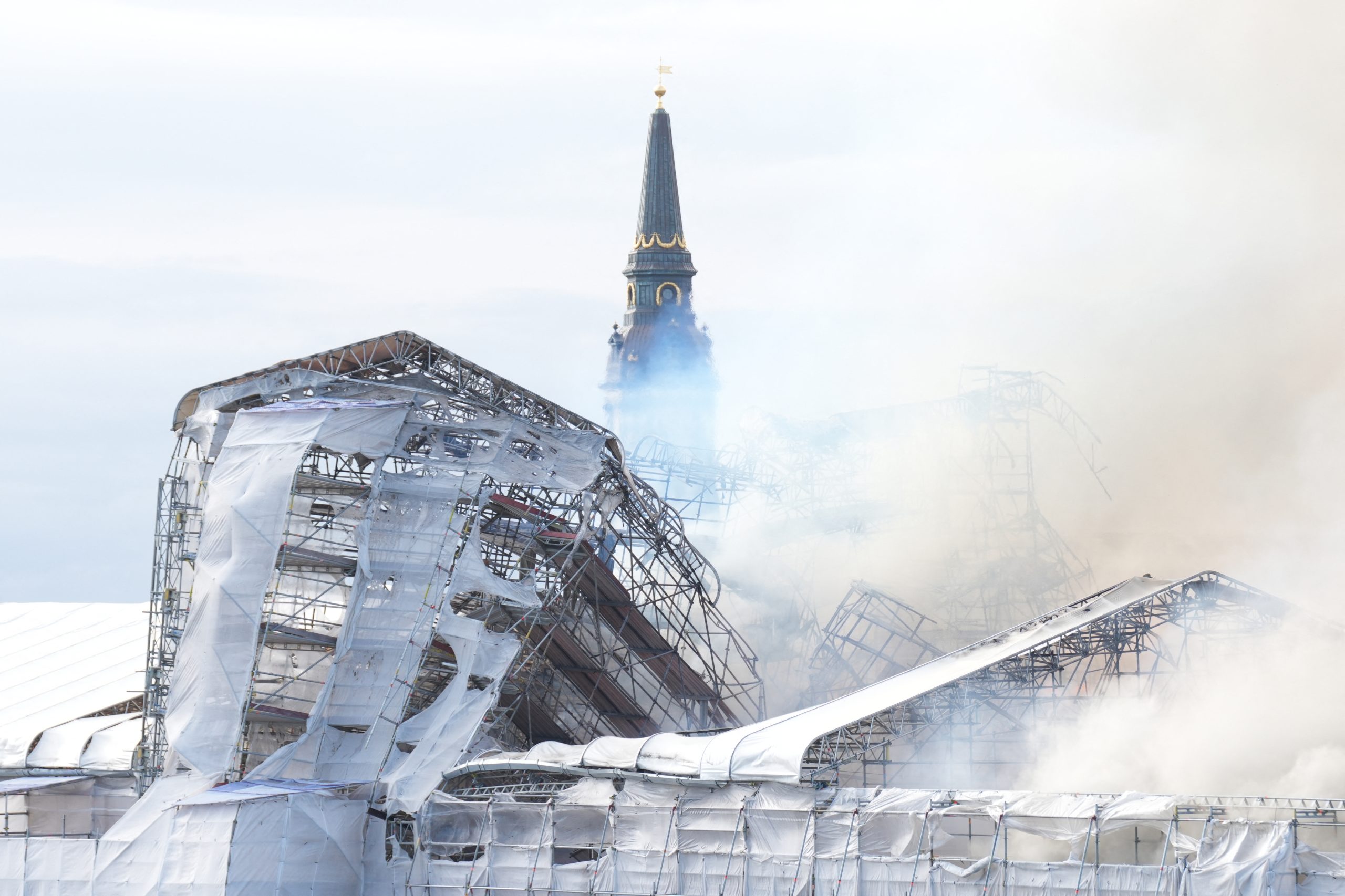 Grande incêndio em edifício histórico da Bolsa de Valores de Copenhaga foi ‘controlado’