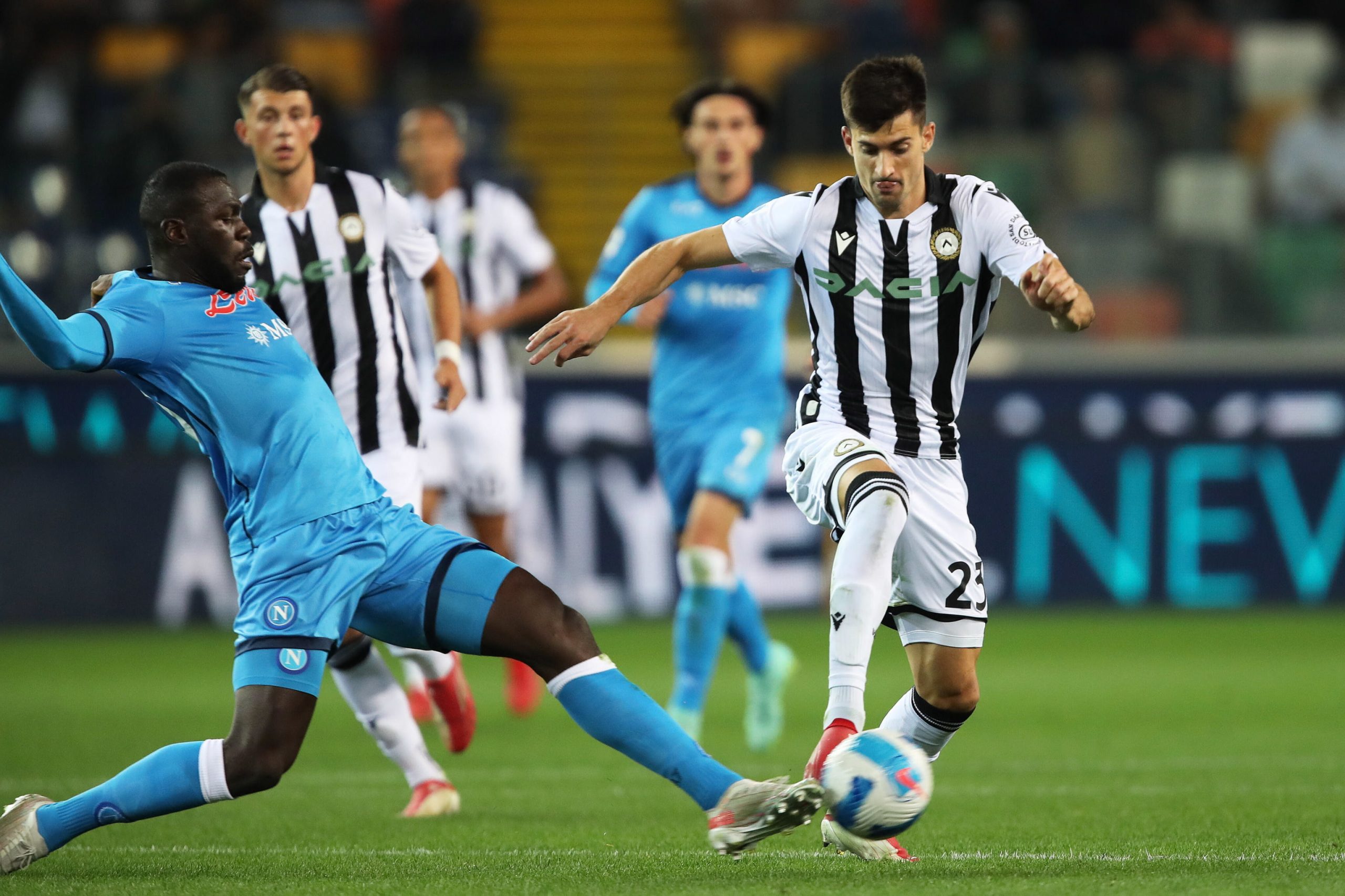 Nápoles goleia Udinese e lidera isolado a Liga italiana
