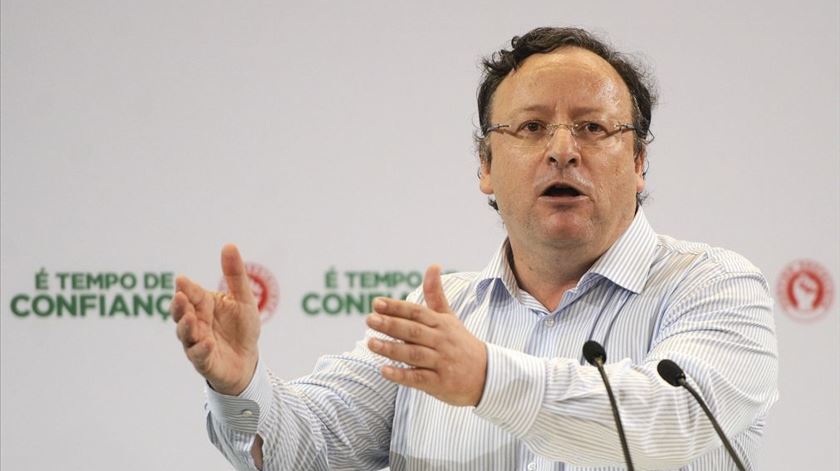 Assis defende PS a governar sozinho sem aliados preferenciais