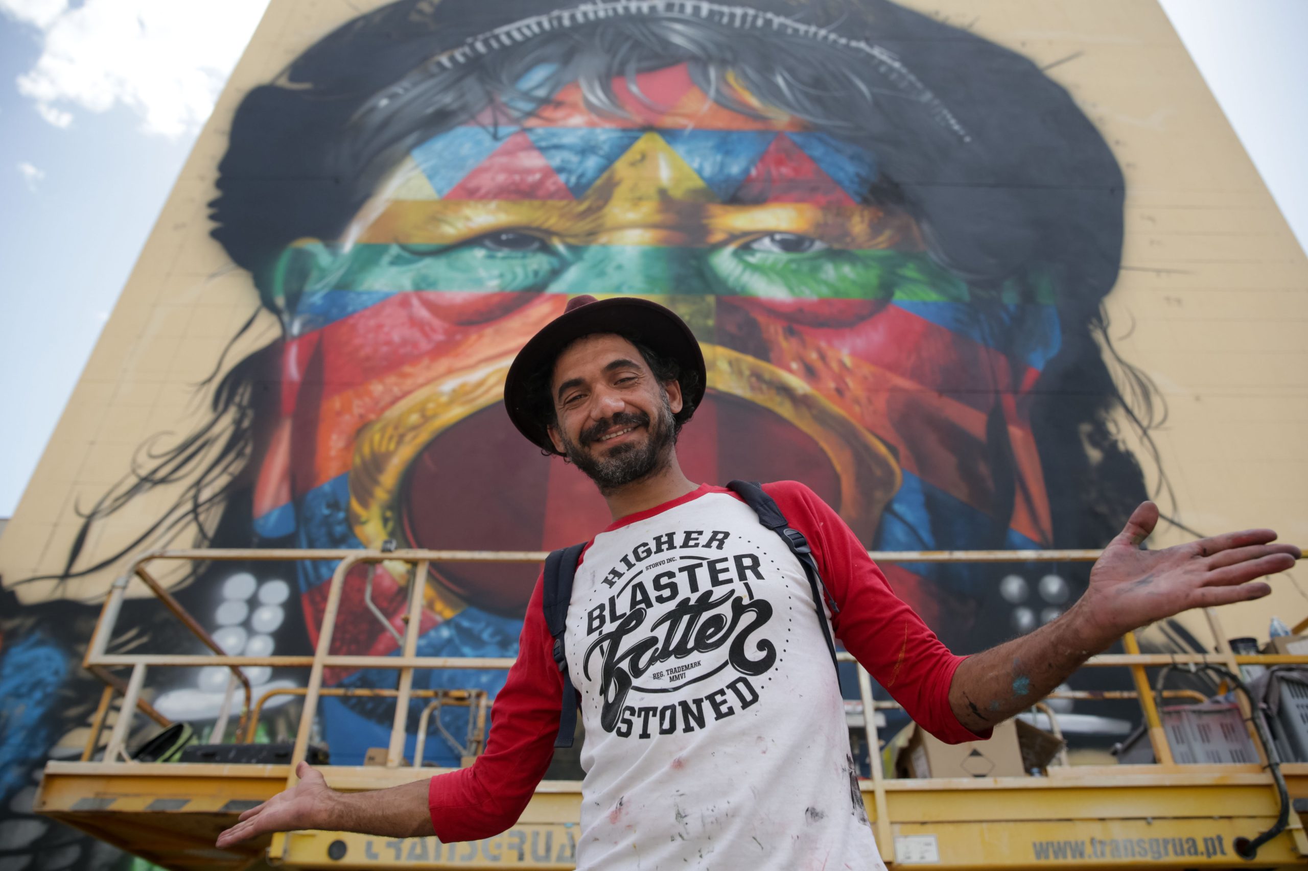 Artista brasileiro Kobra retratou líder indígena em prédio de Lisboa
