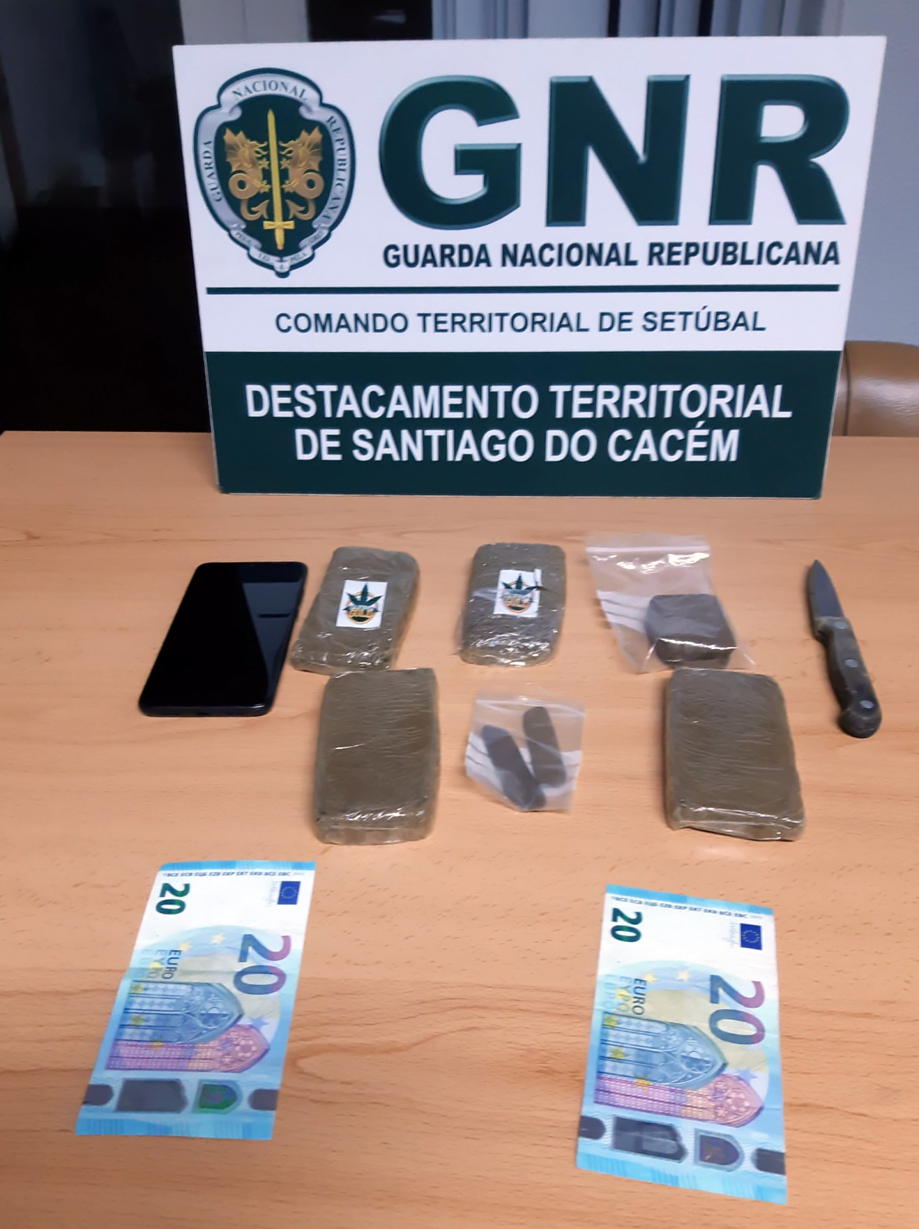 GNR detém alegado traficante em Sines e apreende 2.180 doses de haxixe