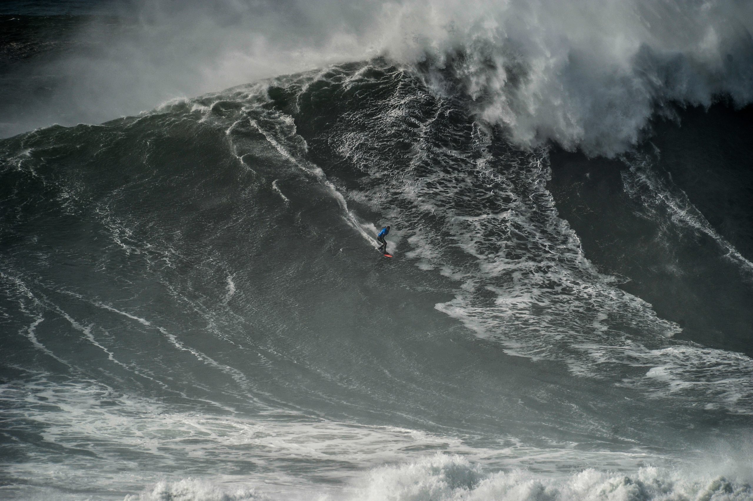 Surfista Alexandre Botelho estável após acidente na prova de ondas gigantes na Nazaré. Hugo Vau partiu uma perna